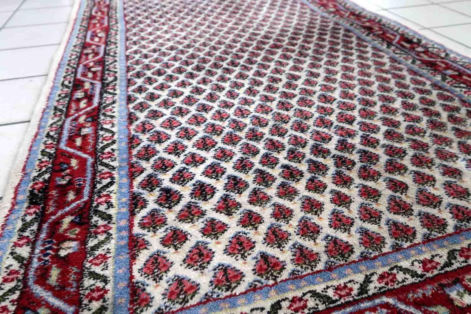 Handgefertigter indischer Seraband-Teppich in gutem Originalzustand. Der Teppich wurde Ende des 20. Jahrhunderts aus Wolle hergestellt.

-zustand: original gut,

-etwa: 1970er Jahre,

-größe: 3' x 5.3' (94cm x 162cm),

-material: