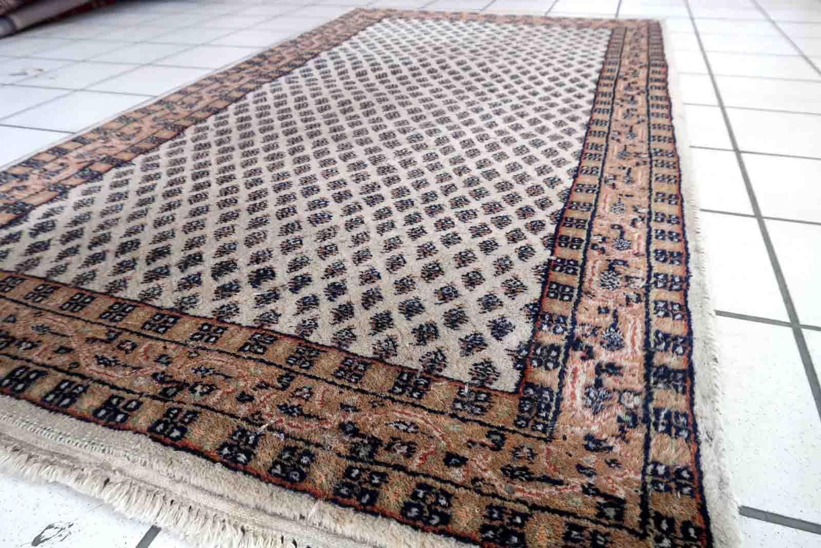 Handmade vintage Indian Seraband rug in original good condition. The rug has been made in traditional pattern, it is from circa1970s. 

-condition: original good,

-circa: 1970s,

-size: 2.9' x 5.2' (89cm x 160cm),

-material: