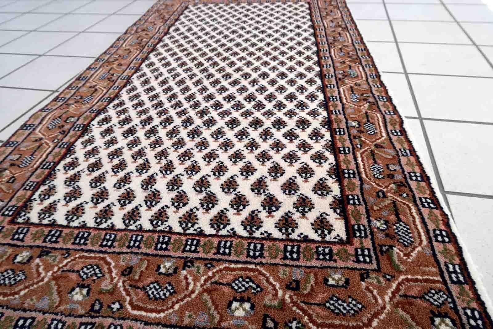 Handgefertigter indischer Seraband-Teppich in gutem Originalzustand. Der Teppich wurde in traditionellem Muster hergestellt, er ist aus den 1970er Jahren. 

-Zustand: original gut,

-Umgebung: 1970er Jahre,

-Größe: 2,4' x 4,5' (73cm x