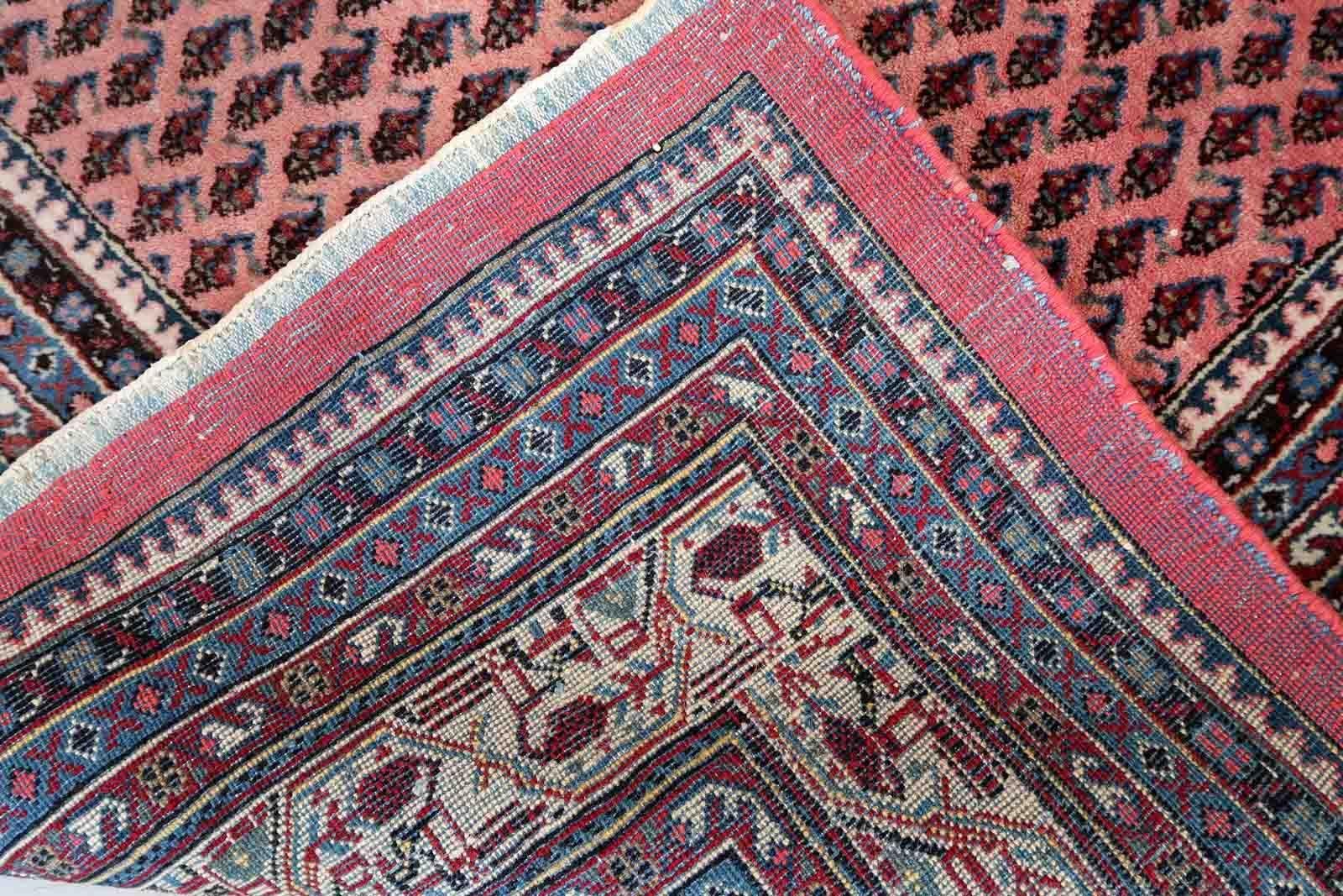 Handgefertigter indischer Seraband-Teppich im Originalzustand, er ist ungleichmäßig verblasst (eine Seite ist heller als die andere). Der Teppich wurde in traditionellem Muster hergestellt, er stammt vom Ende des 20. Die Farbtöne des Teppichs sind