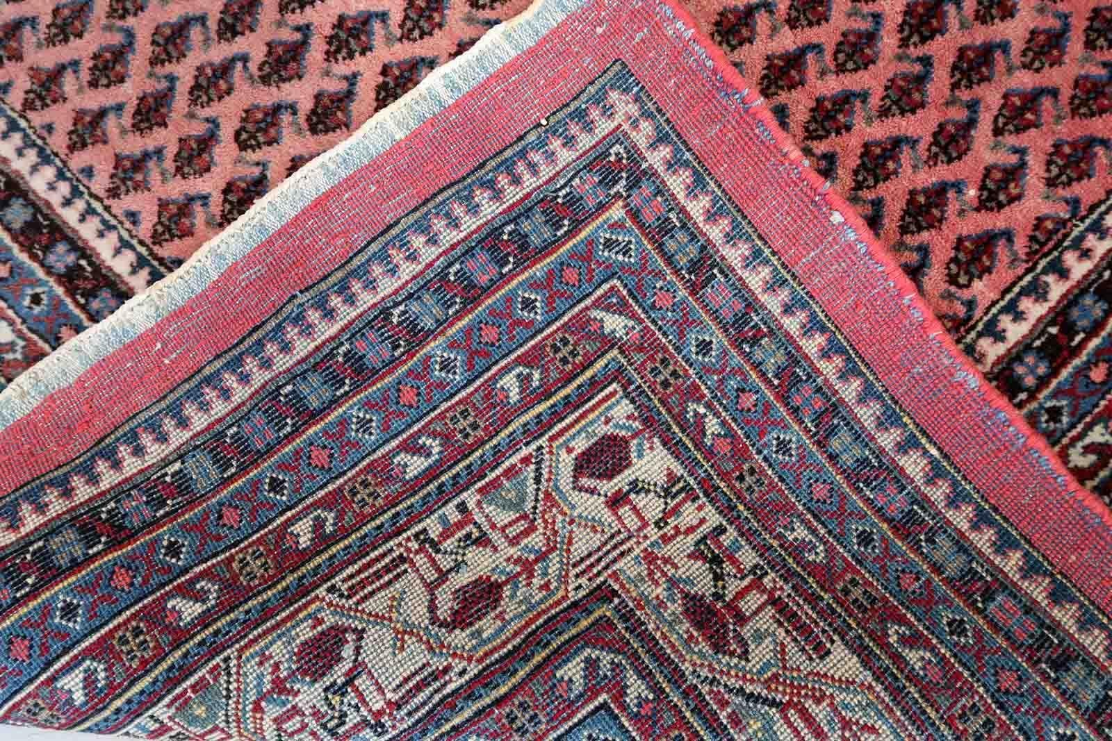 Handgefertigter indischer Seraband-Teppich im Originalzustand, er ist ungleichmäßig verblasst (eine Seite ist heller als die andere). Der Teppich wurde in traditionellem Muster hergestellt, er stammt vom Ende des 20. Die Schattierungen des Teppichs