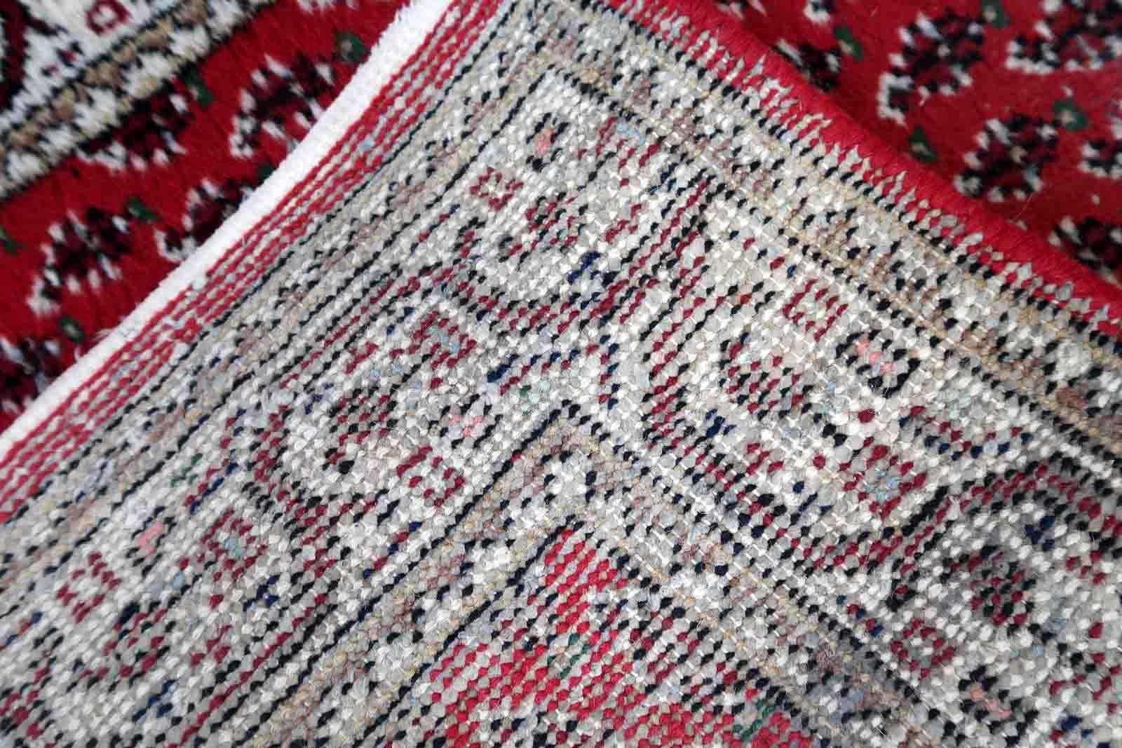 Handgefertigter indischer Seraband-Teppich in roter Farbe und Allover-Muster. Der Teppich wurde Ende des 20. Jahrhunderts hergestellt. Es ist im Originalzustand, hat etwas niedrigen Flor.

-zustand: original, etwas niedriger Flor,

-etwa: 1970er