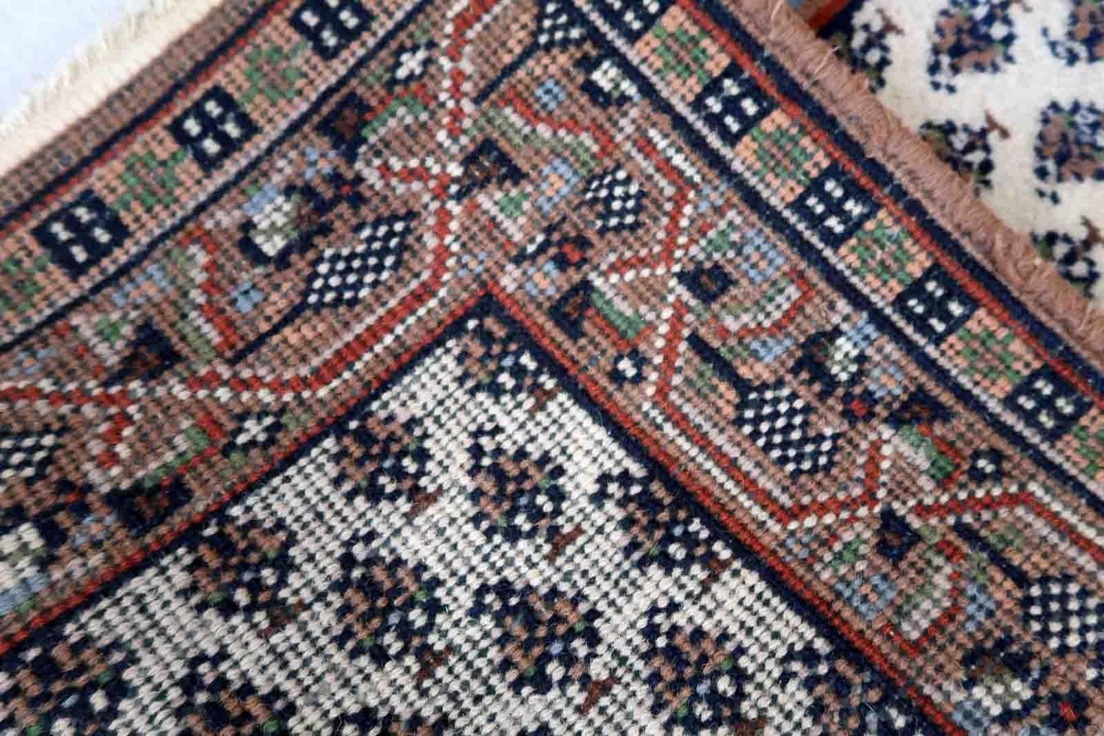 Handgefertigter indischer Seraband-Teppich in weißer Farbe und Allover-Muster. Der Teppich wurde Ende des 20. Jahrhunderts hergestellt. Es befindet sich in einem guten Originalzustand.

-zustand: original gut,

-etwa: 1970er Jahre,

-größe: