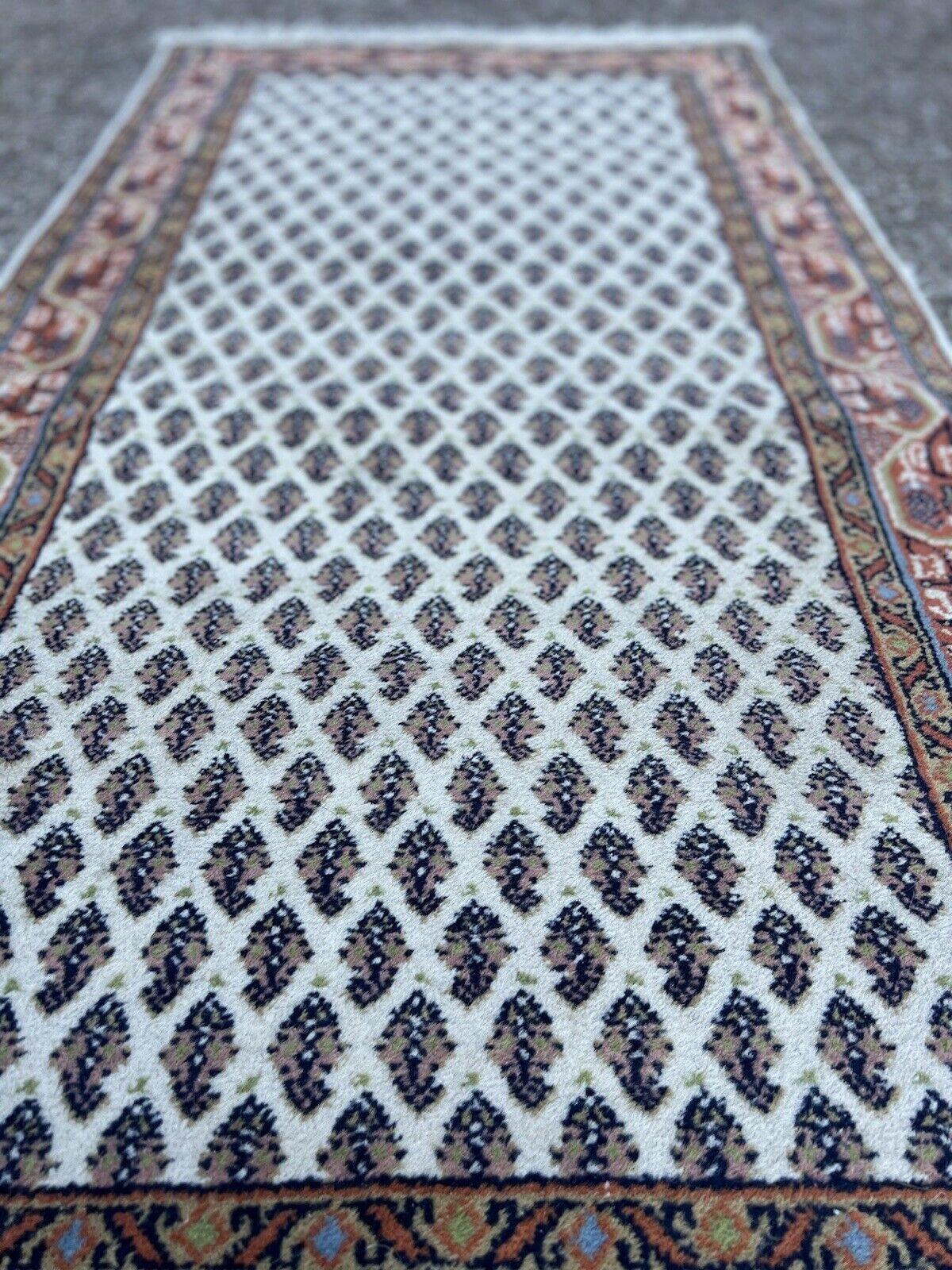 Handgefertigter indischer Seraband-Teppich im Vintage-Stil 2,3' x 5', 1970er Jahre - 1S44 im Angebot 5