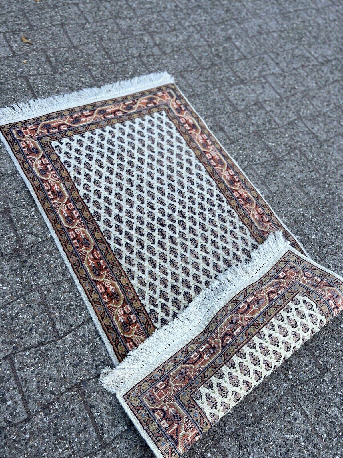 Handgefertigter indischer Seraband-Teppich im Vintage-Stil 2,3' x 5', 1970er Jahre - 1S44 (Ende des 20. Jahrhunderts) im Angebot