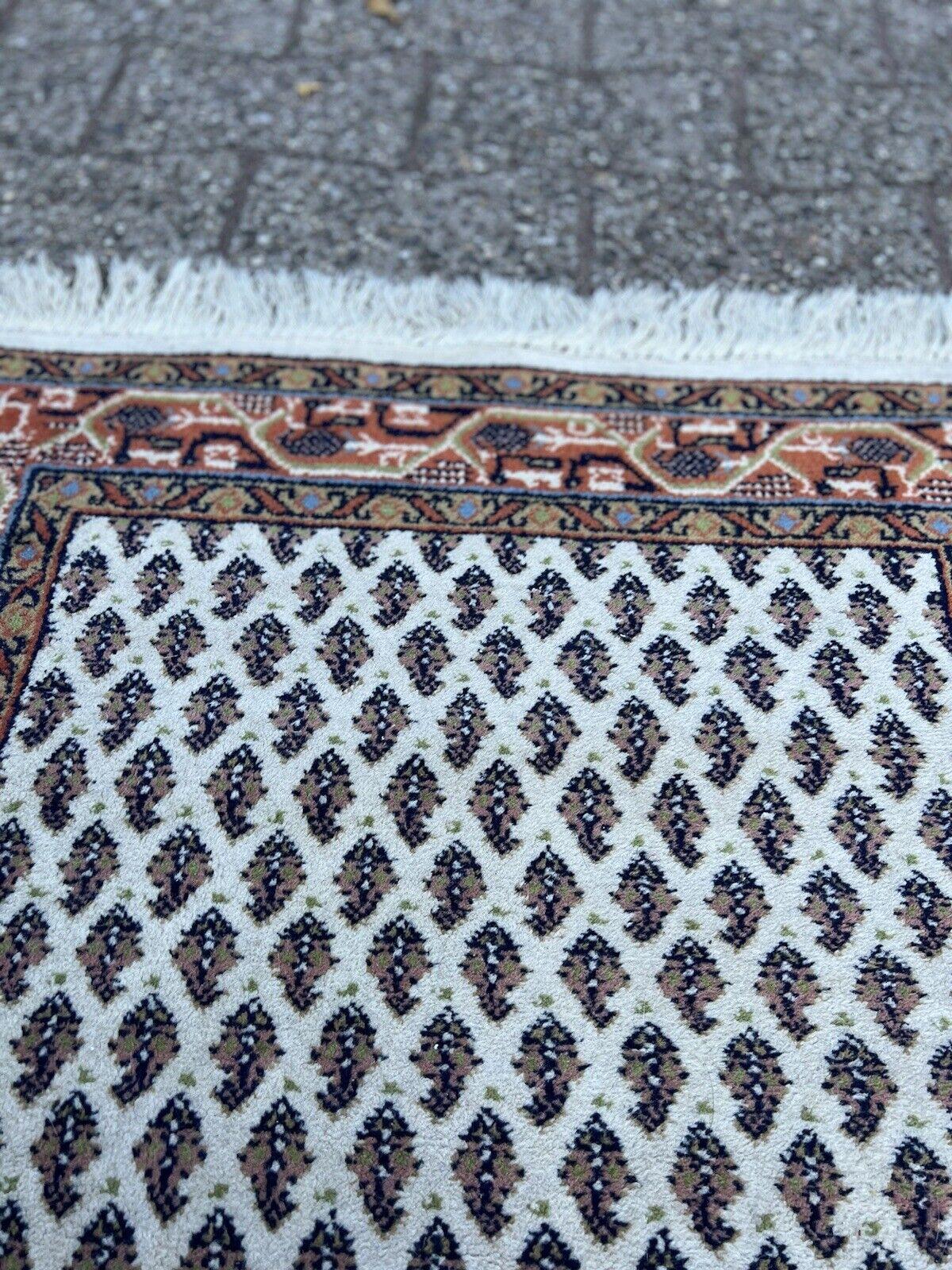Handgefertigter indischer Seraband-Teppich im Vintage-Stil 2,3' x 5', 1970er Jahre - 1S44 (Wolle) im Angebot