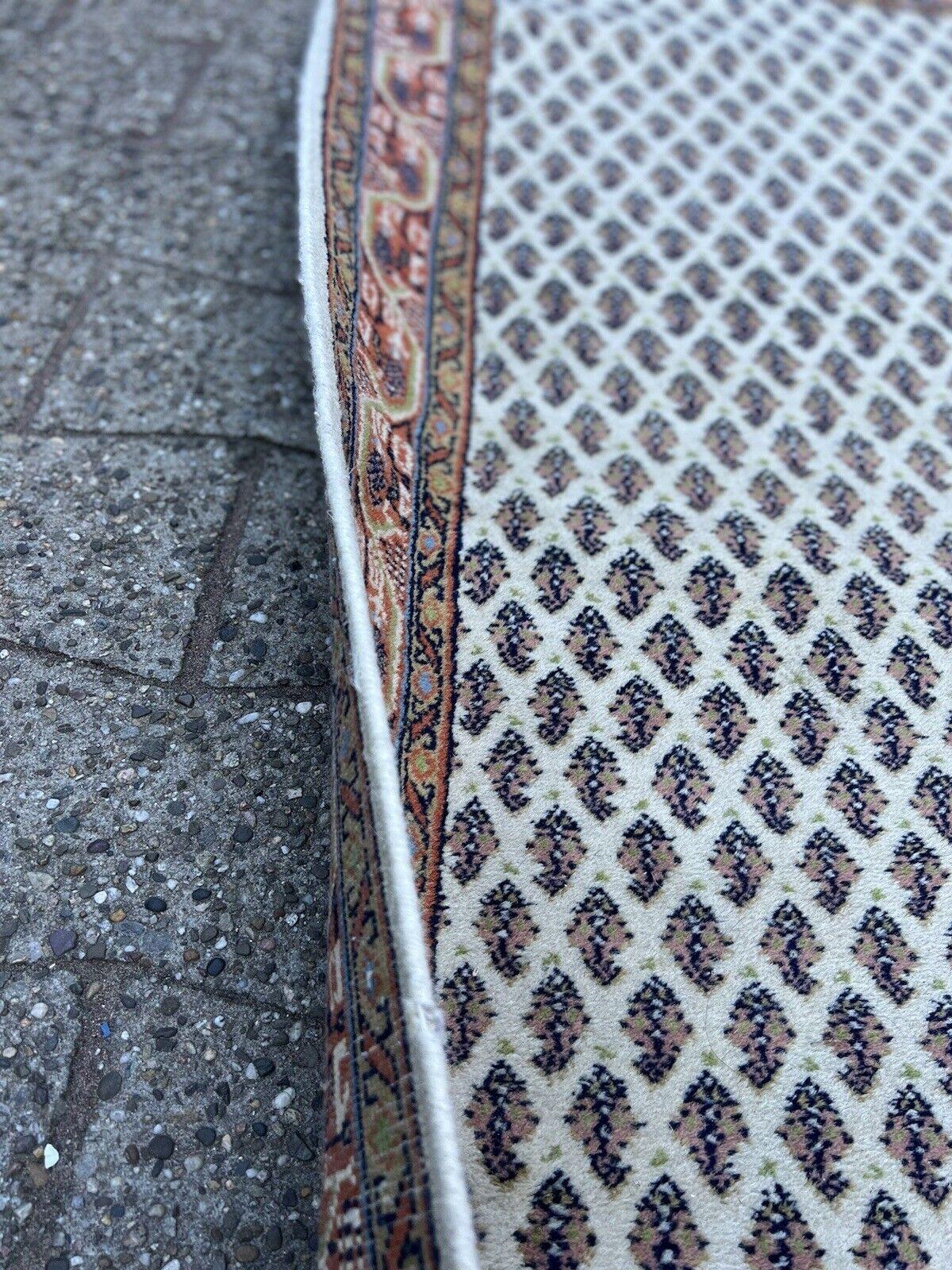 Handgefertigter indischer Seraband-Teppich im Vintage-Stil 2,3' x 5', 1970er Jahre - 1S44 im Angebot 1