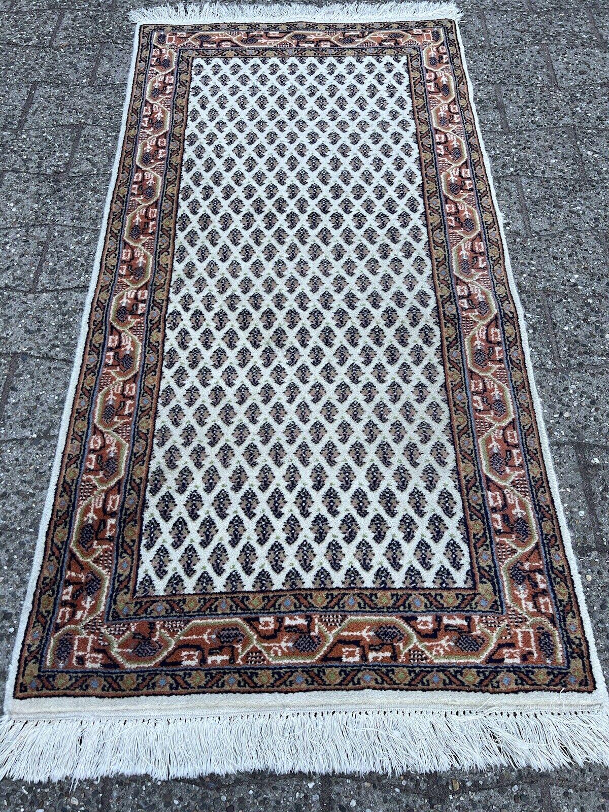 Handgefertigter indischer Seraband-Teppich im Vintage-Stil 2,3' x 5', 1970er Jahre - 1S44 im Angebot 3