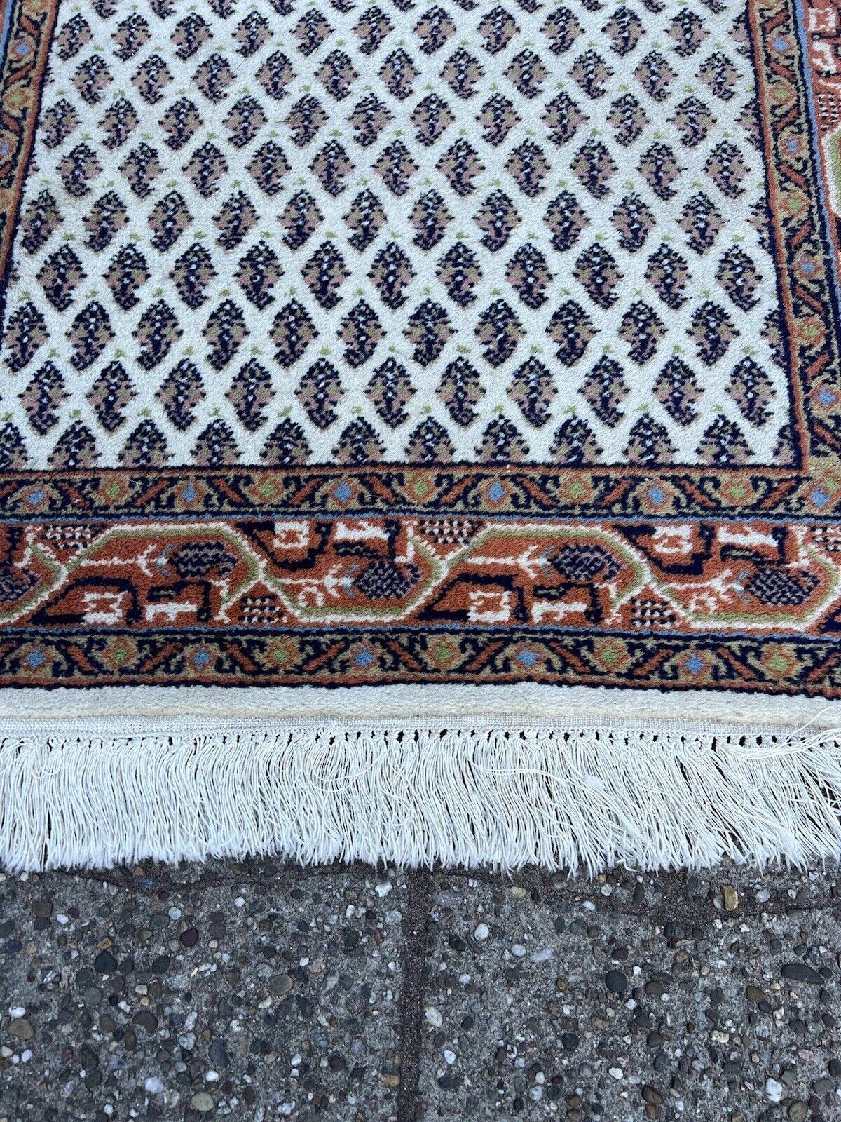 Handgefertigter indischer Seraband-Teppich im Vintage-Stil 2,3' x 5', 1970er Jahre - 1S44 im Angebot 4