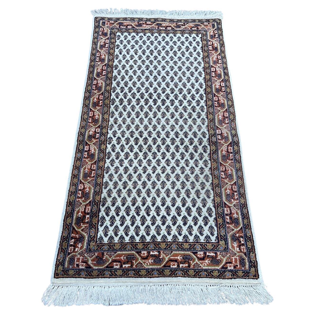 Handgefertigter indischer Seraband-Teppich im Vintage-Stil 2,3' x 5', 1970er Jahre - 1S44 im Angebot