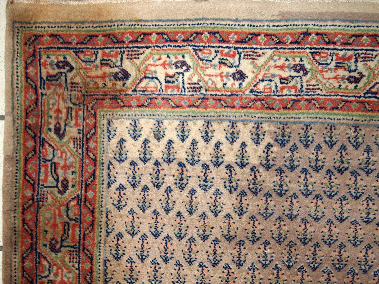Tapis de course indien vintage fait main en état d'origine, il présente quelques décolorations dues à l'âge. Le tapis date de la fin du 20e siècle.

-État : original, décolorations dues à l'âge,

-circa : 1970,

-Taille : 74 cm x 301 cm (2,4' x