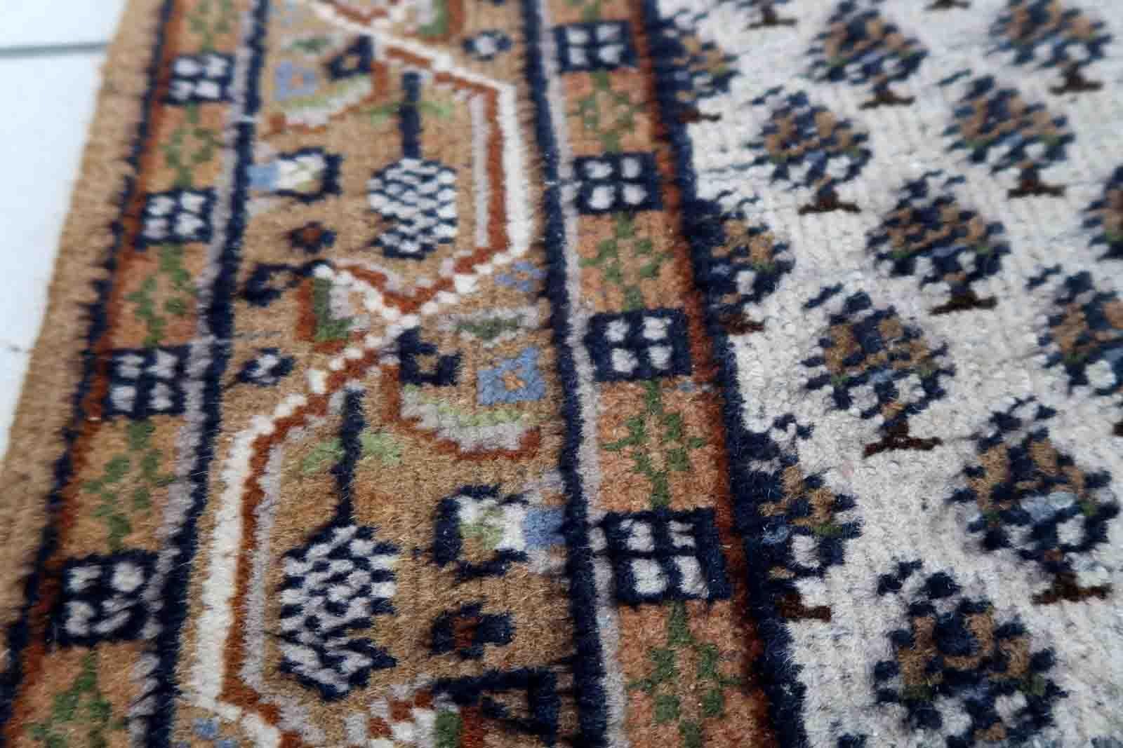 Handgefertigter indischer Seraband-Läufer in gutem Originalzustand. Der Teppich wurde in traditionellem Muster hergestellt, er ist aus den 1970er Jahren. 

-zustand: original gut,

-etwa: 1970er Jahre,

-größe: 2,3' x 8,7' (71cm x