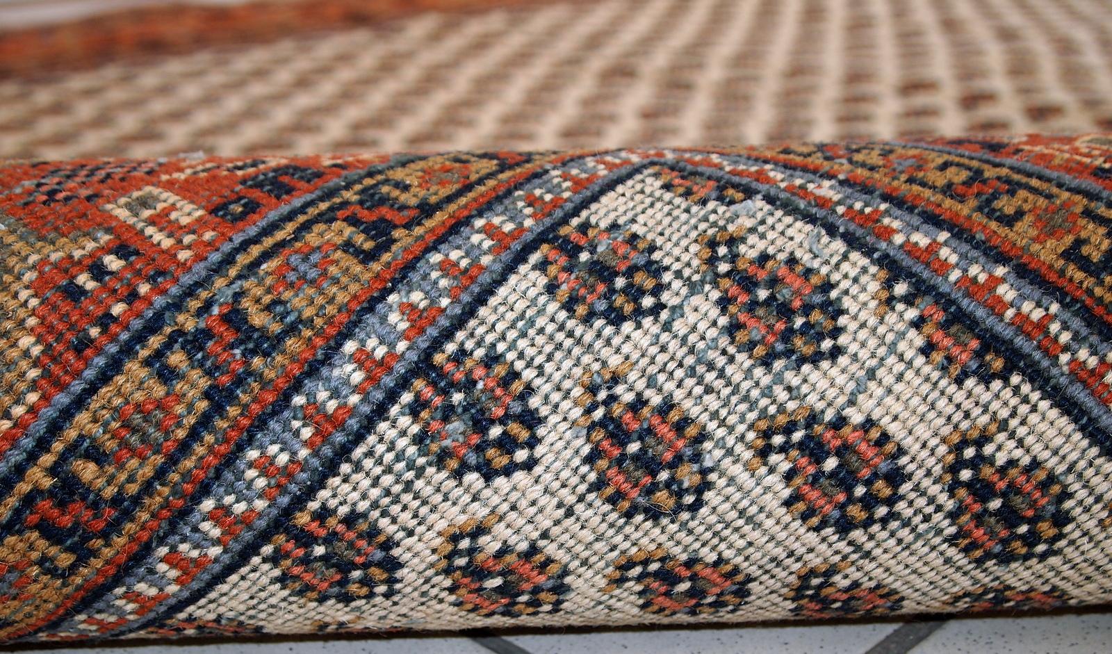 Vintage handmade Indian rug with Seraband design in white shade with rusty border. All-over design with paisley pattern. The rug is from the end of 20th century in original good condition. 

-Condition: original good,

-Circa: 1980s,

-Size: