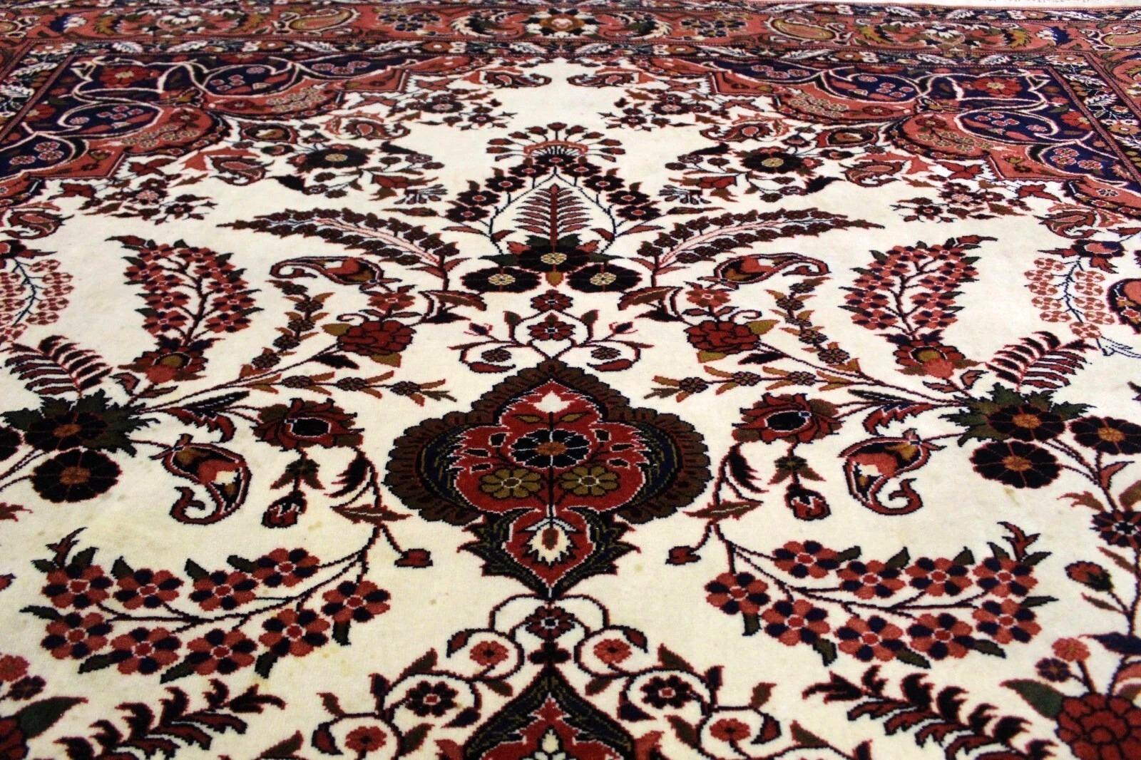 Tapis indien vintage en laine Tabriz, Circa 1970
Ce magnifique tapis indien Tabriz des années 1970 témoigne d'un design intemporel et d'un travail artisanal de qualité. Noué à la main dans une laine douce et résistante, ce tapis présente un élégant