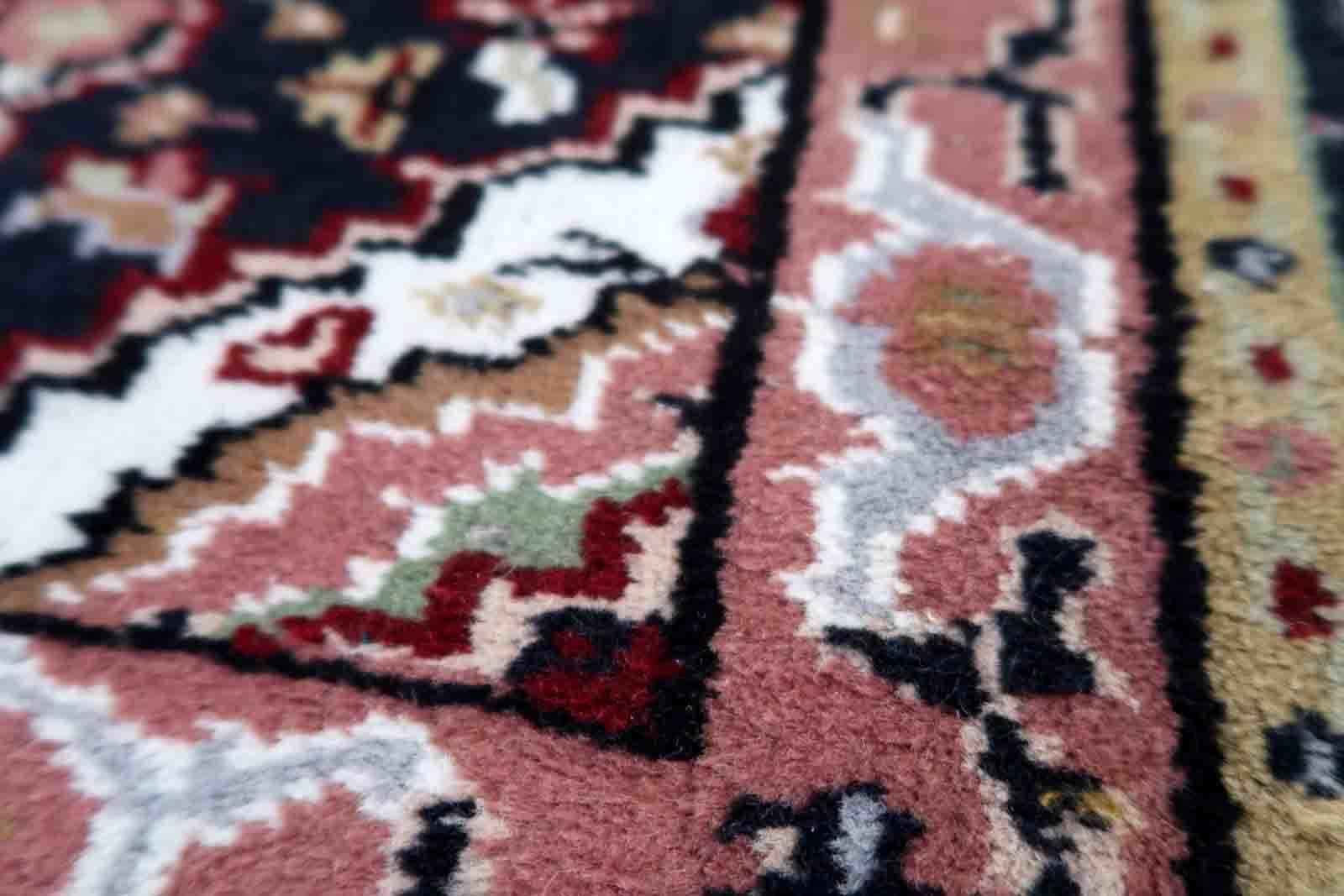 Handgefertigte Vintage-Indo-Mahal-Matte aus Wolle. Der Teppich stammt aus dem Ende des 20. Jahrhunderts und ist im Originalzustand, er hat einen etwas niedrigen Flor.

?-Zustand: original, etwas niedriger Flor,

-Umgebung: 1970er