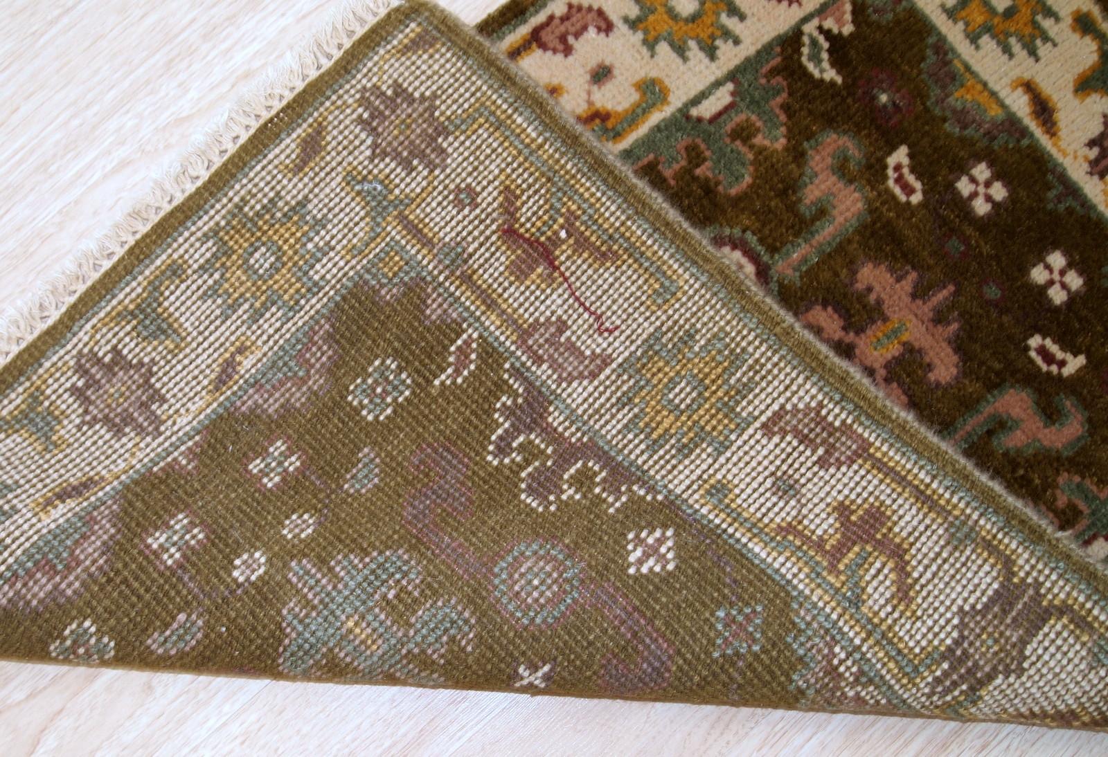 Tappetino Indo-Mahal vintage fatto a mano in lana. Il tappeto risale alla fine del XX secolo ed è in buone condizioni originali.

- Condizioni: Originale buono,

- circa anni '80,

- Dimensioni: 2,1' x 3,2' (64 cm x 97 cm),

-Materiale: