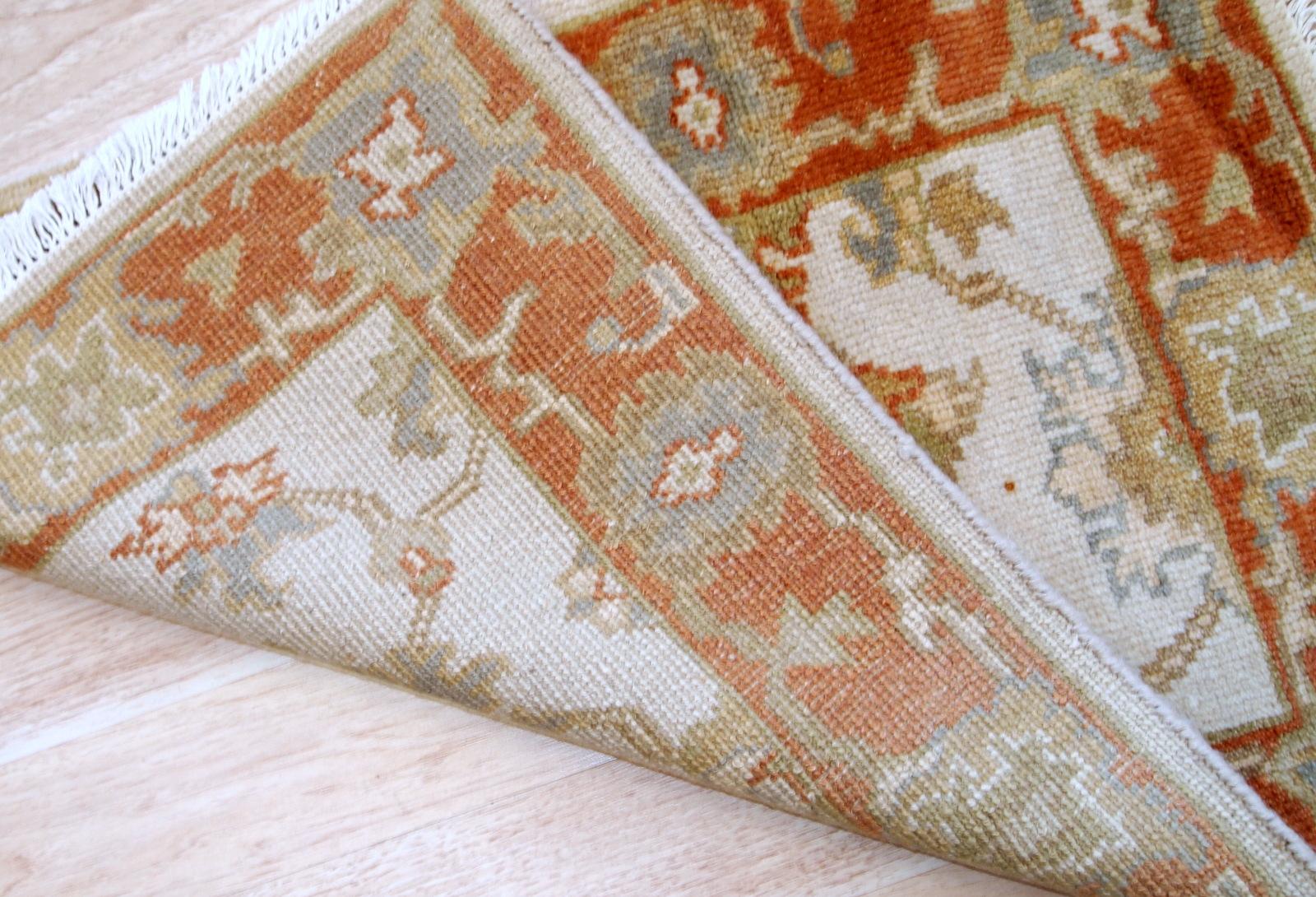 Handgefertigte alte Indo-Mahal-Matte aus Wolle. Der Teppich stammt aus dem Ende des 20. Jahrhunderts und ist in gutem Originalzustand.

-Zustand: original gut,

- ca. 1980er Jahre,

- Größe: 2,1' x 3,2' (64cm x 97cm),

-Material: Wolle,

-