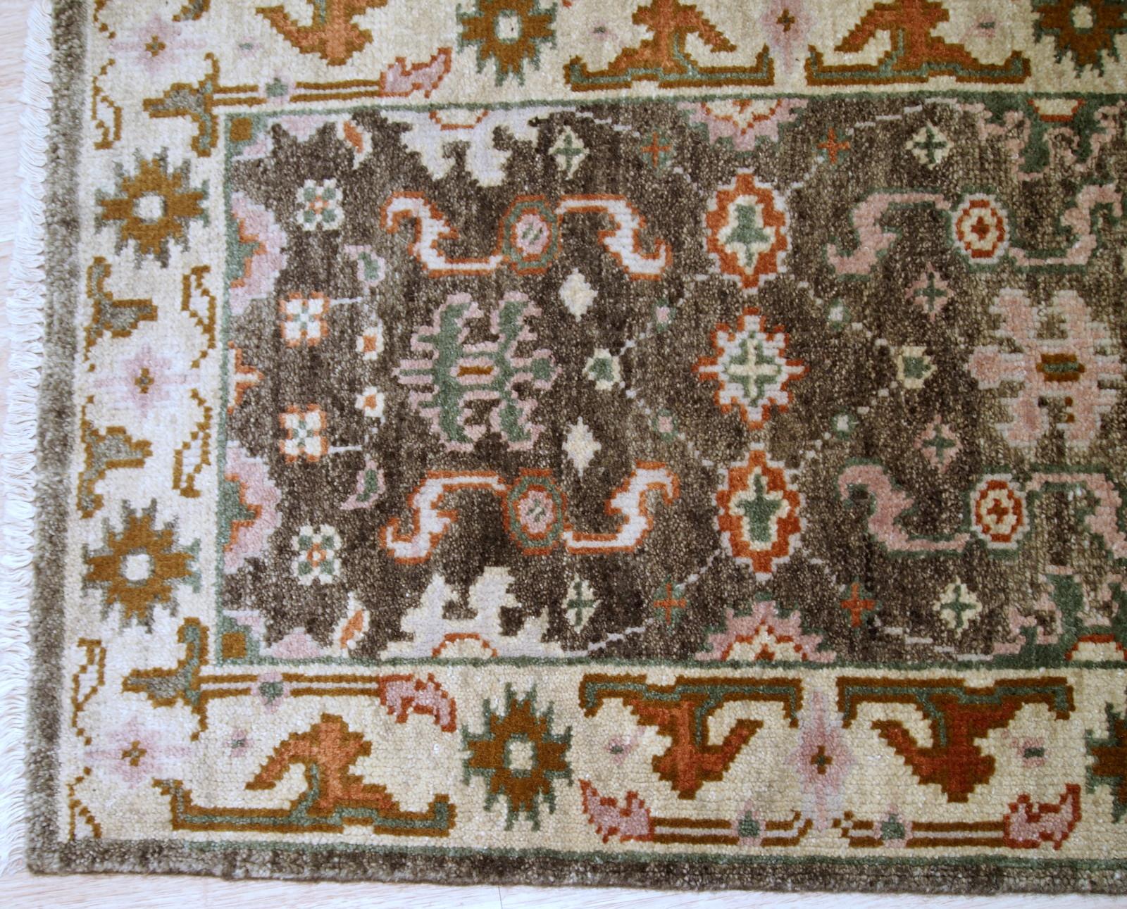 Handgefertigte alte Indo-Mahal-Matte aus Wolle. Der Teppich stammt aus dem Ende des 20. Jahrhunderts und ist in gutem Originalzustand.

- Zustand: Original gut,

- ca. 1980er Jahre,

- Größe: 2,1' x 3,2' (64 cm x 97 cm),

- Material:
