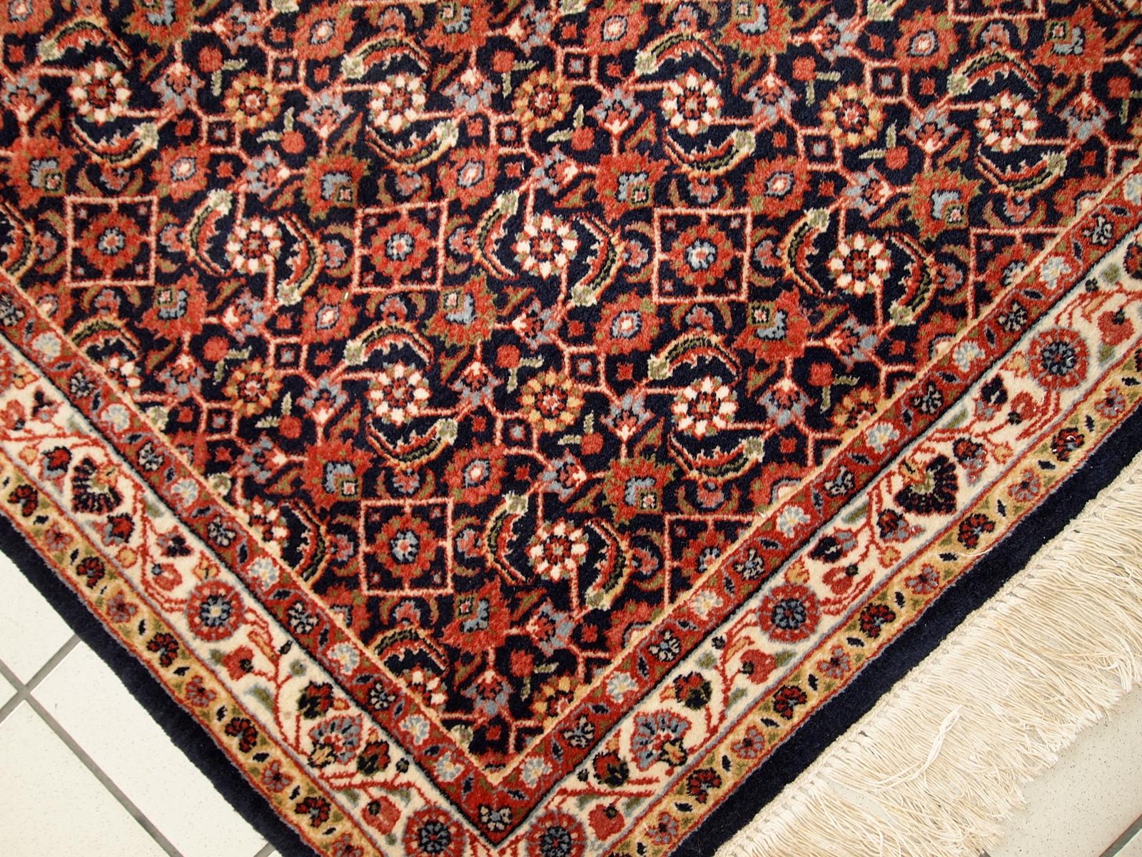 Handgefertigter alter Indo-Tabriz-Teppich aus Wolle. Der Teppich stammt aus dem Ende des 20. Jahrhunderts und ist in gutem Originalzustand.

-zustand: original gut,

-etwa: 1980er Jahre,

-größe: 3,3' x 4,2' (100cm x 130cm),

-material: