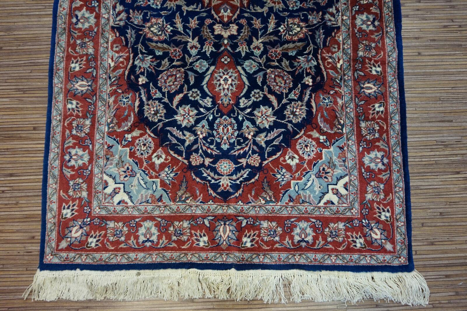 Tappeto vintage in stile Isfahan fatto a mano, anni '70, 1d21 in vendita 1