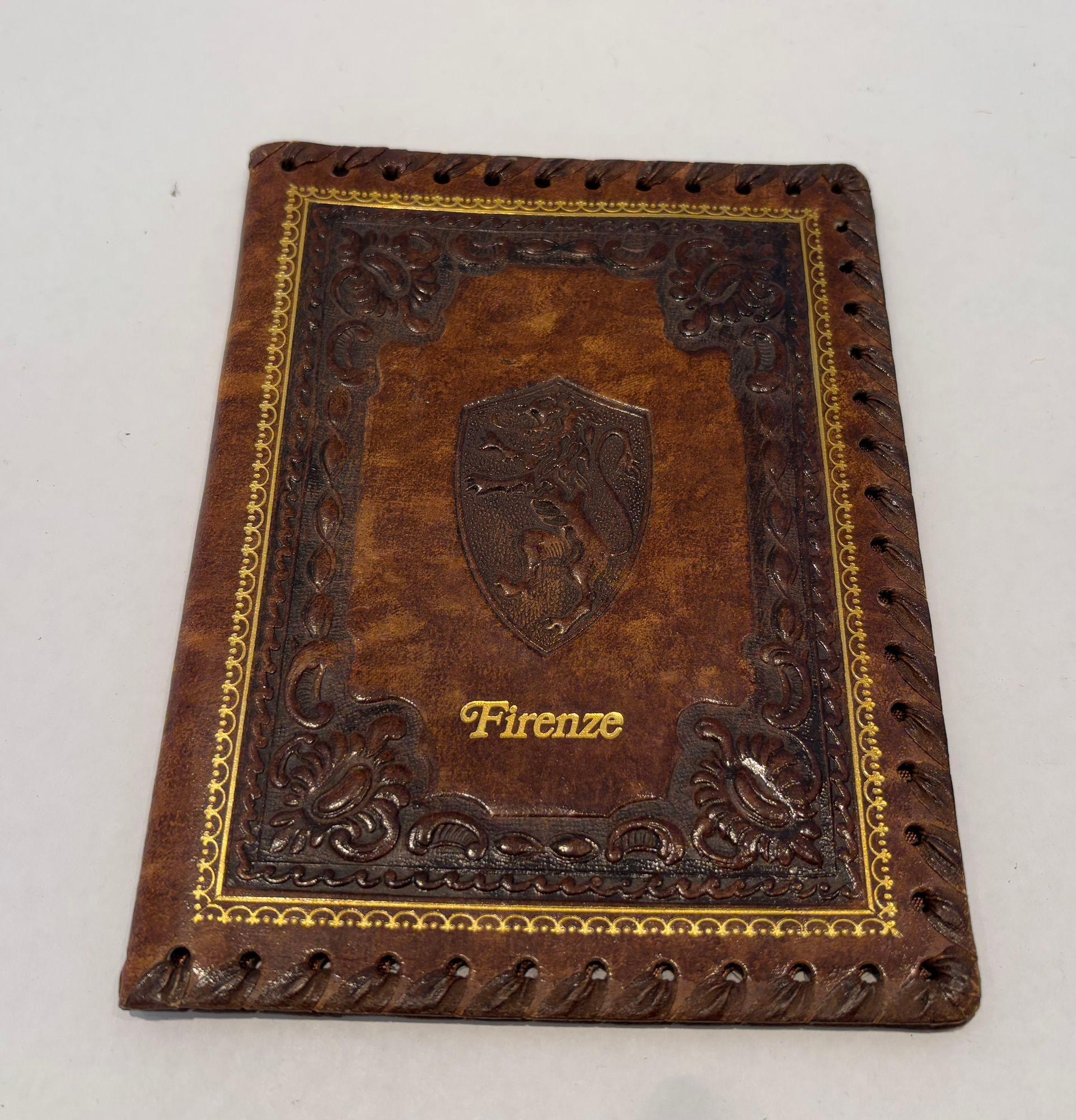 Funda de bloc de notas de cuero marrón repujado italiano Firenze hecho a mano hacia 1960.
León florentino repujado a mano con cresta de león.
Funda de bloc de notas de cuero repujado marrón Firenze, fabricada a mano en Florencia, Italia.
El diseño