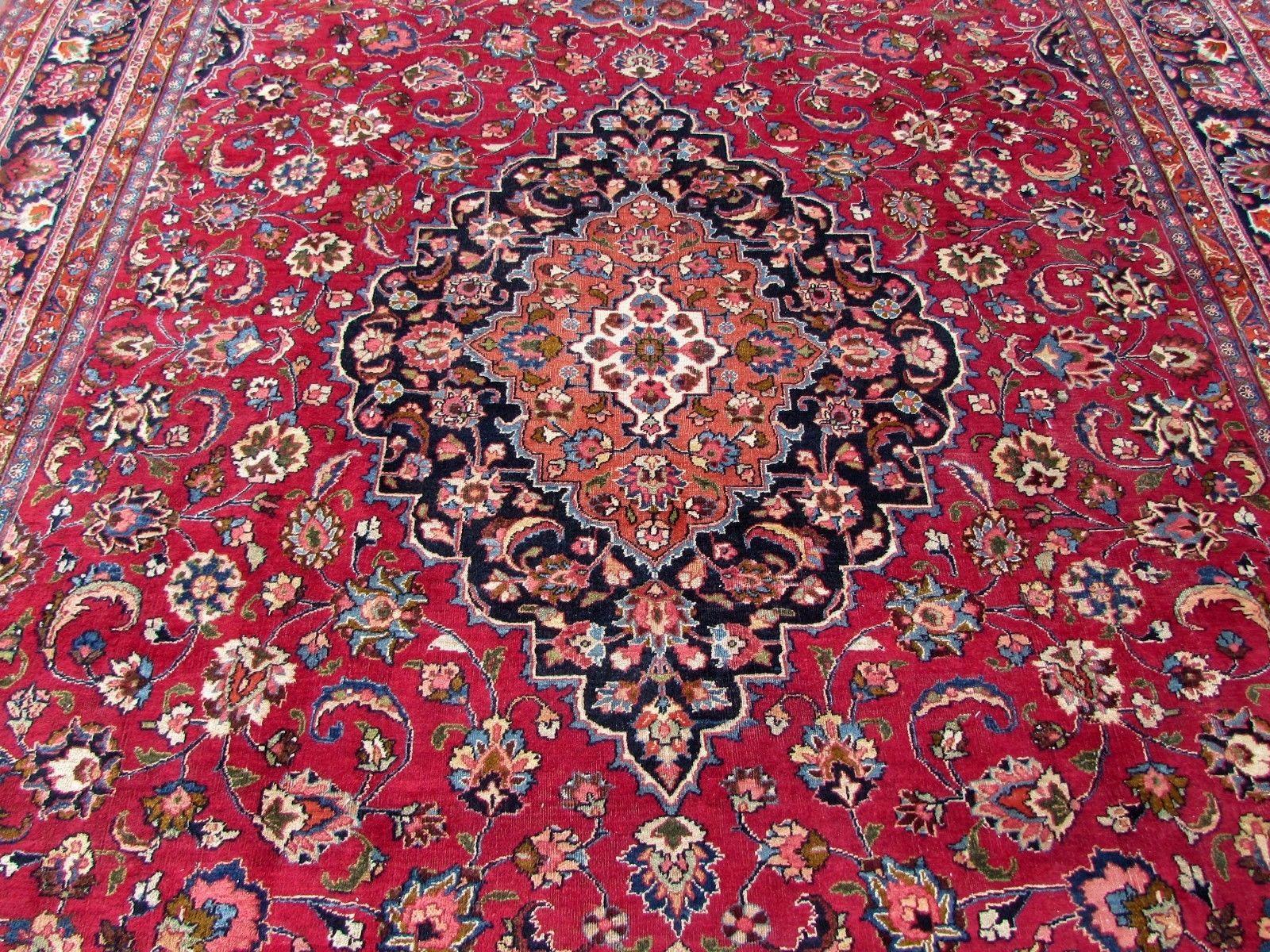 Handmade vintage Kashan rug in traditional design. The rug has been made in the end of the 20th century, it is in original good condition.

- Condition: original good,

- circa: 1970s,

- Size: 9.8' x 16' (289cm x 479cm),

- Material: