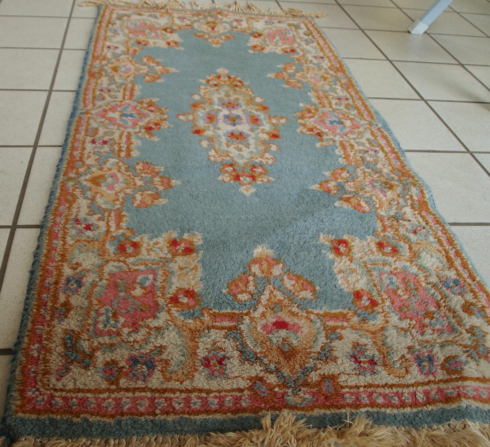 Handgefertigter Vintage-Teppich aus dem Nahen Osten in himmelblauer Farbe. Es ist in einem guten Originalzustand vom Ende des 20.

-Zustand: original gut,

-ca. 1970er Jahre,

- Größe: 1,9' x 3,8' (60cm x 117cm),

- Material: