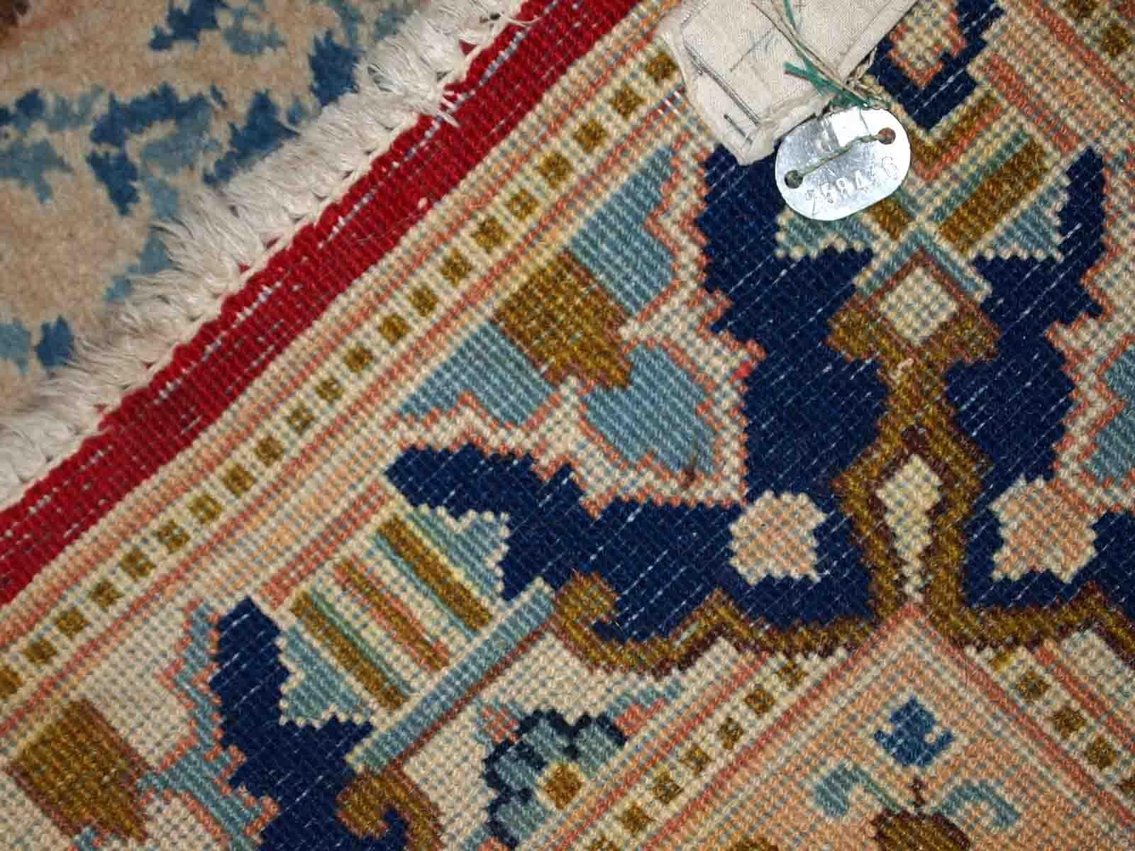 Tappeto vintage fatto a mano dal Medio Oriente di colore blu cielo. È in buone condizioni originali della fine del XX secolo.

- Condizioni: originale buono,

- circa anni '70,

- Dimensioni: 2,9' x 4,9' (91 cm x 152 cm),

-Materiale: Lana,

- Paese