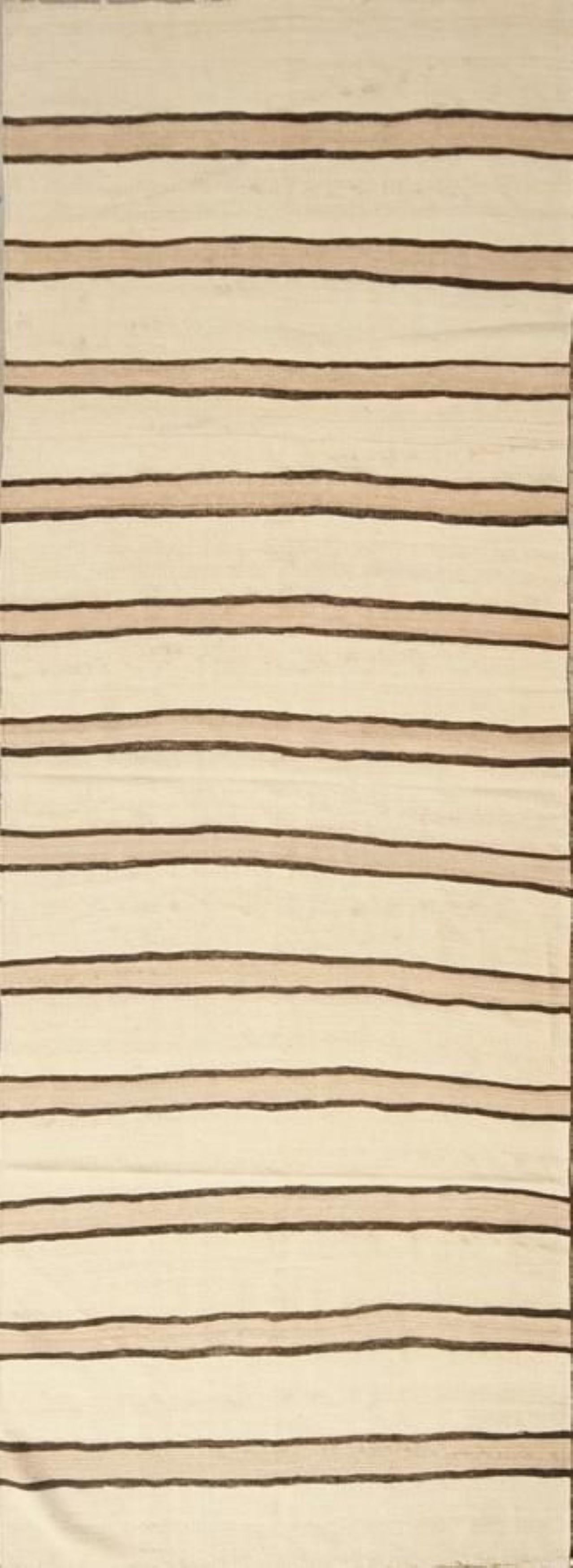 Handgefertigter Vintage-Kilim-Teppich mit gelb-weißem Streifenmuster (Handgewebt) im Angebot