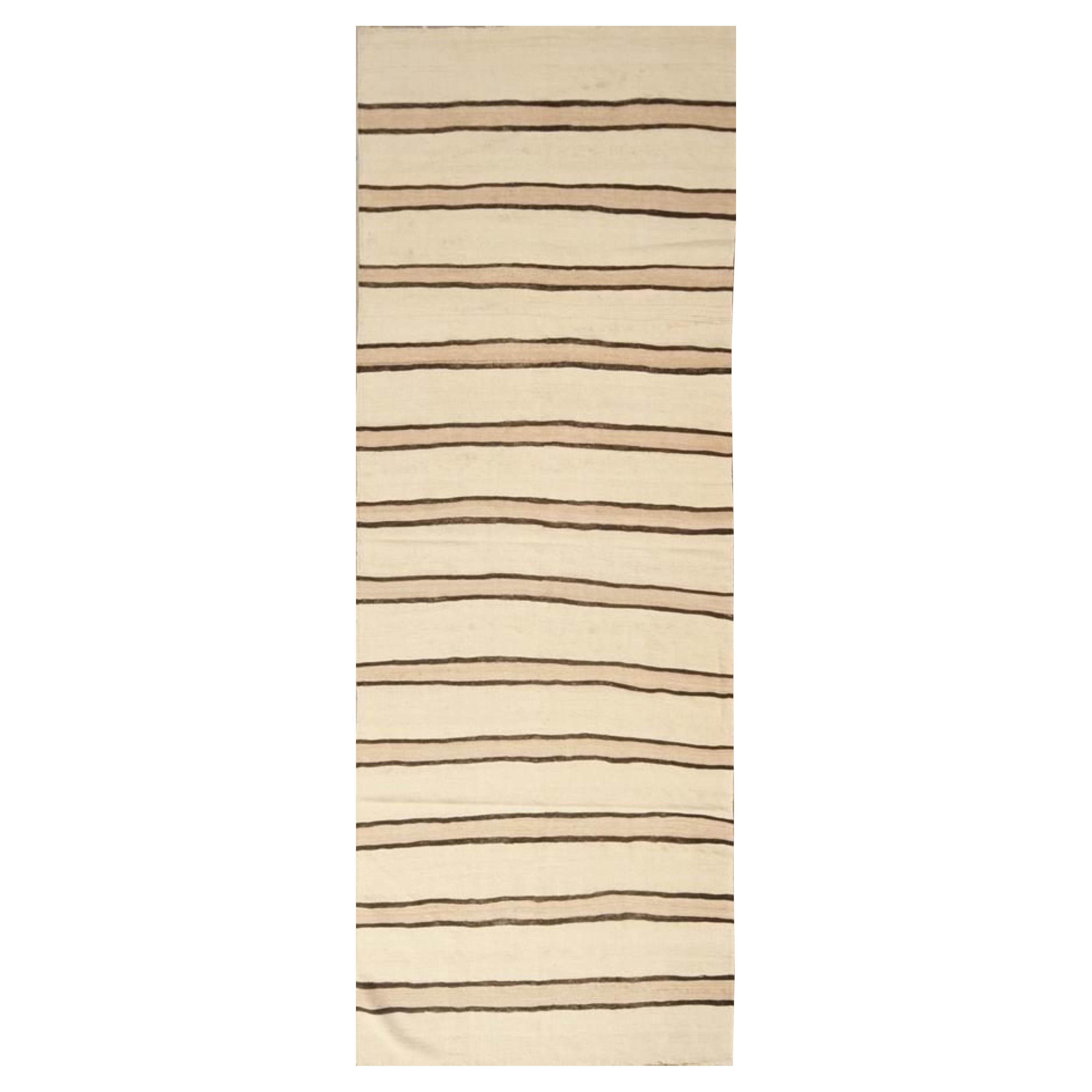 Handgefertigter Vintage-Kilim-Teppich mit gelb-weißem Streifenmuster im Angebot