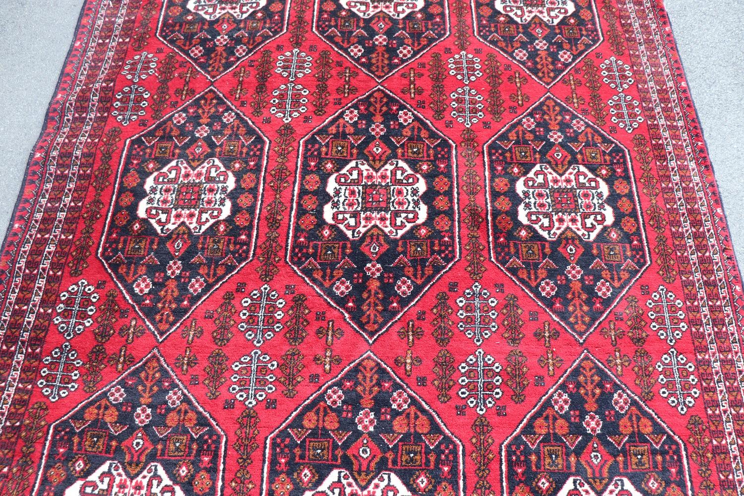 Handmade Vintage Large Persian Shiraz Rug, 1980s In Good Condition For Sale In Casale Monferrato, IT