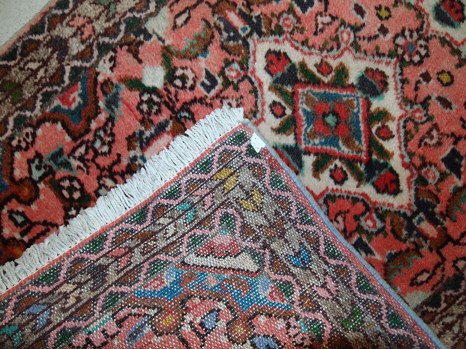 Handgefertigter Vintage-Lilihan-Teppich aus rosa Wolle. Dieser Teppich wurde in der Mitte des 20. Jahrhunderts in der Region des Nahen Ostens hergestellt.

- Zustand: original gut,

- ca. 1970er Jahre,

- Größe: 1,9' x 3' (59cm x 93cm),

-