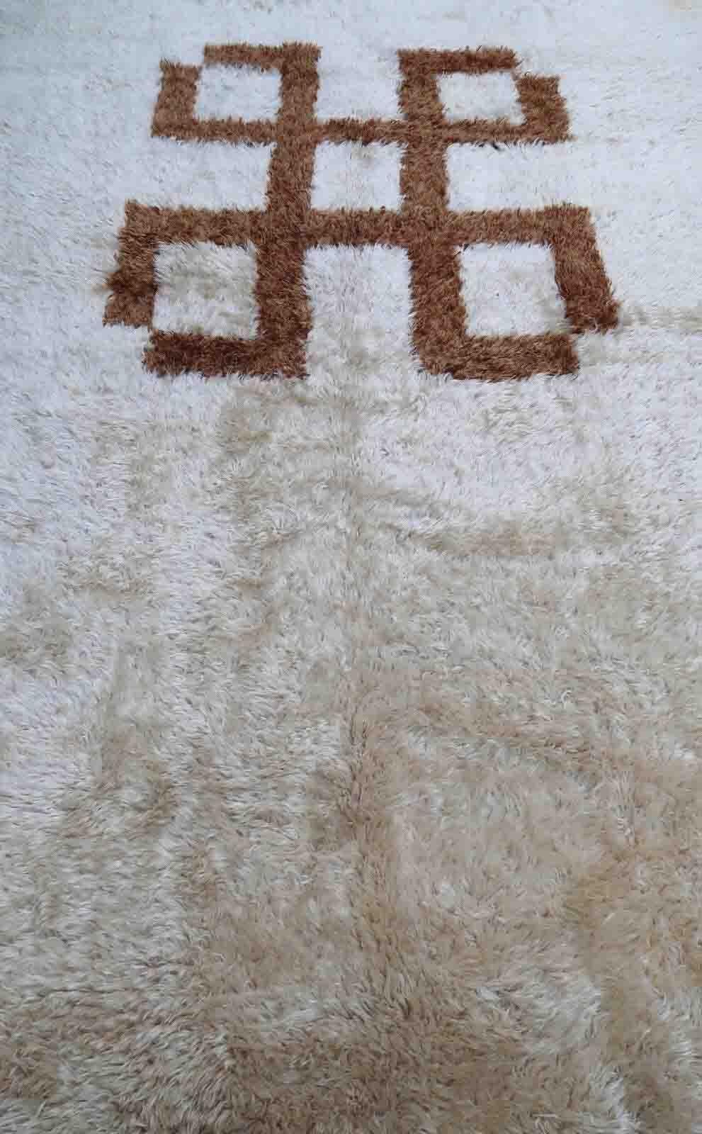 Handmade vintage rug from Madagascar in white and brown colors. The rug is from the end of 20th century in original good condition.

-condition: original good,

-circa: 1970s,

-size: 6.5' x 11.3' (200cm x 345cm),

-material: