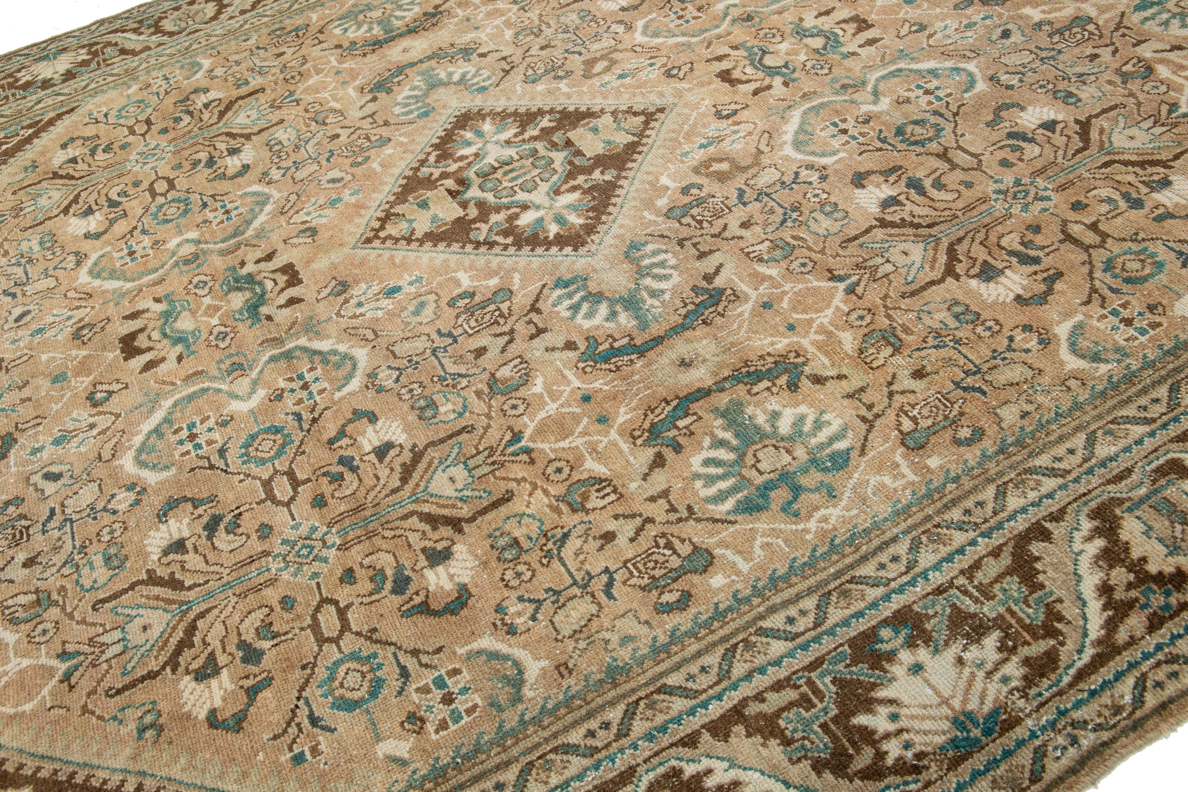 Handgefertigter Vintage Mahal Persischer Wollteppich mit Blumenmuster in Brown (Islamisch) im Angebot