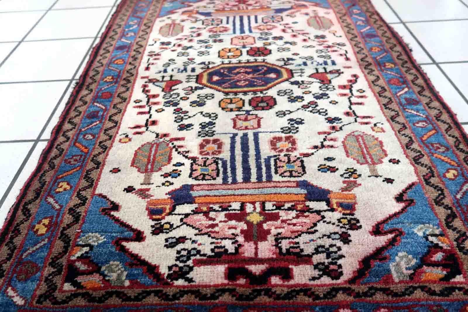 Handmade vintage Mahal ug in white color and with birds design. The rug is from the end of 20th century in original condition, it has some color run.

-condition: original, some color run,

-circa: 1970s,

-size: 2.3' x 3.5' (72cm x