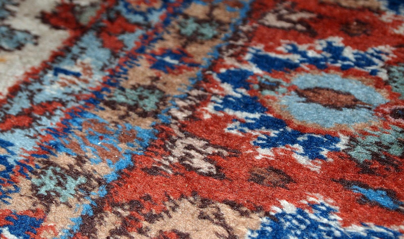 Handgefertigter alter persischer Mashad-Teppich in Beigetönen und gutem Originalzustand. Wunderschönes Allover-Design mit Gartenakzent in blauen und roten Farben.

-zustand: original gut,

-etwa: 1950er Jahre,

-größe: 6,9' x 10,9' (210cm x