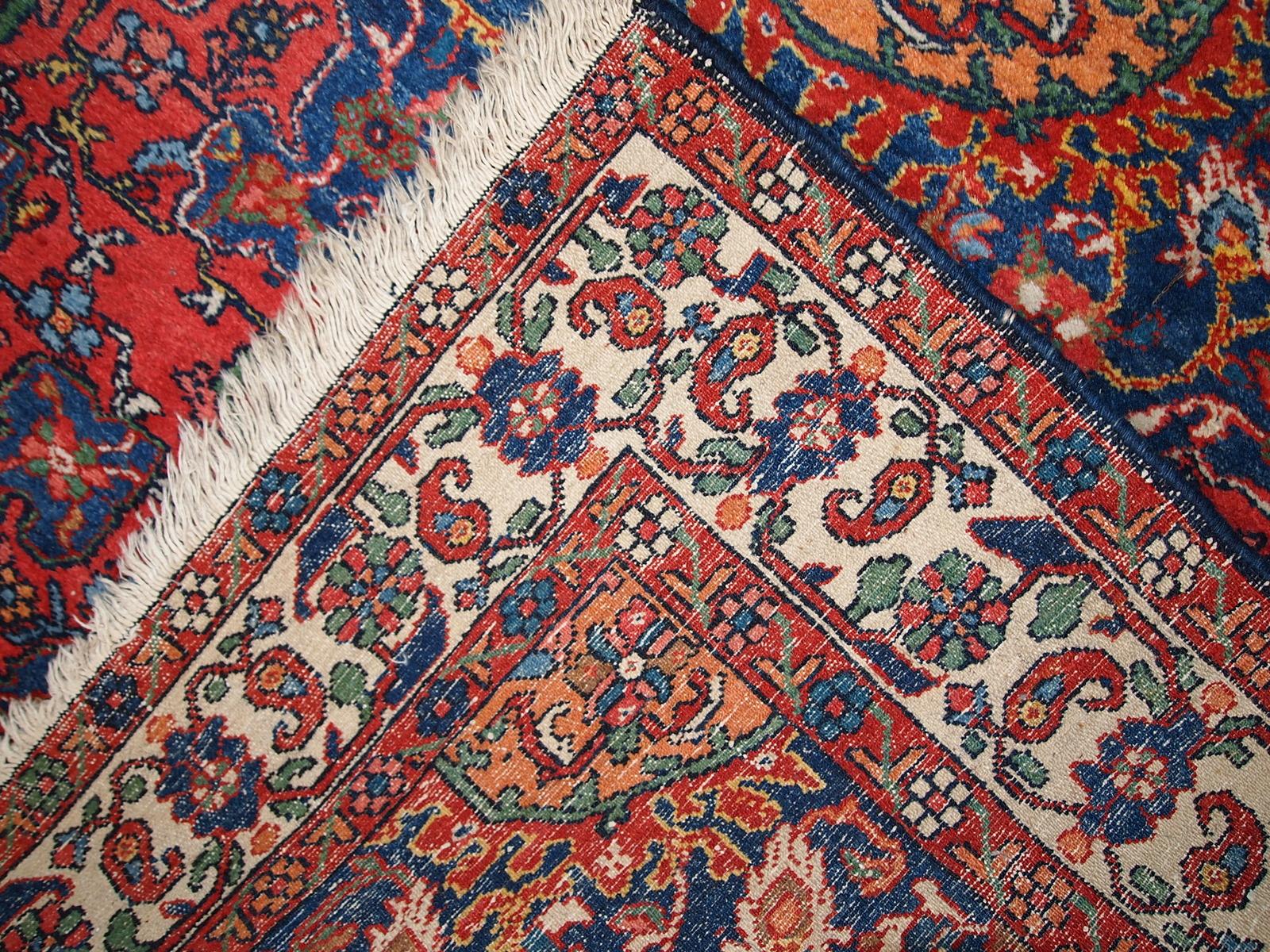 Vintage Mashad style rug in original good condition. It has been hand-weaved in the end of 20th century in wool.

-Condition: Original good,

-circa: 1970s,

-size: 4.6' x 6.4' (141cm x 197cm),

-material: wool,

-country of origin: Middle