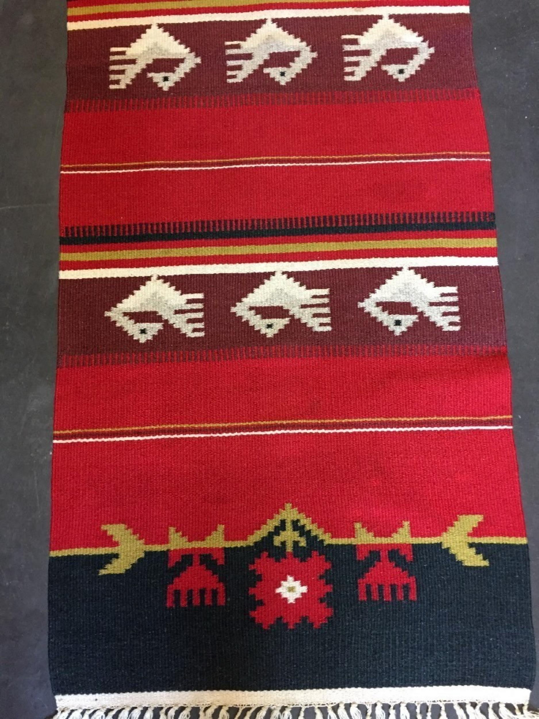 Arte popolare vibrante: Rug & Kilim messicano vintage realizzato a mano
Scopri il fascino vivace di questo autentico tappeto kilim messicano d'epoca fatto a mano, un caratteristico tessuto a trama piatta realizzato in lana naturale al 100% intorno