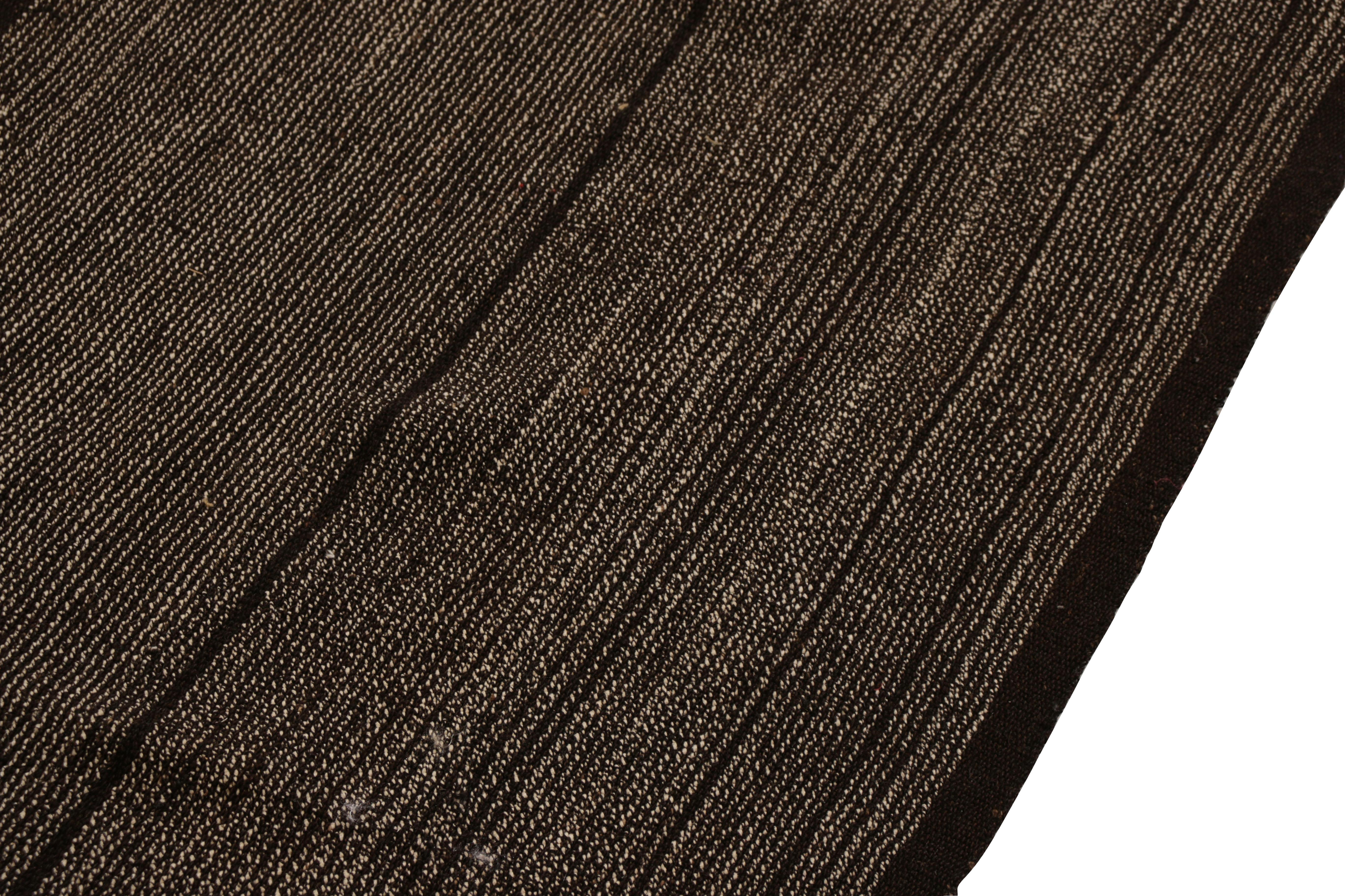 Handgefertigter schwarz gestreifter Vintage-Kelimteppich aus der Mitte des Jahrhunderts von Teppich & Kelim (Türkisch) im Angebot