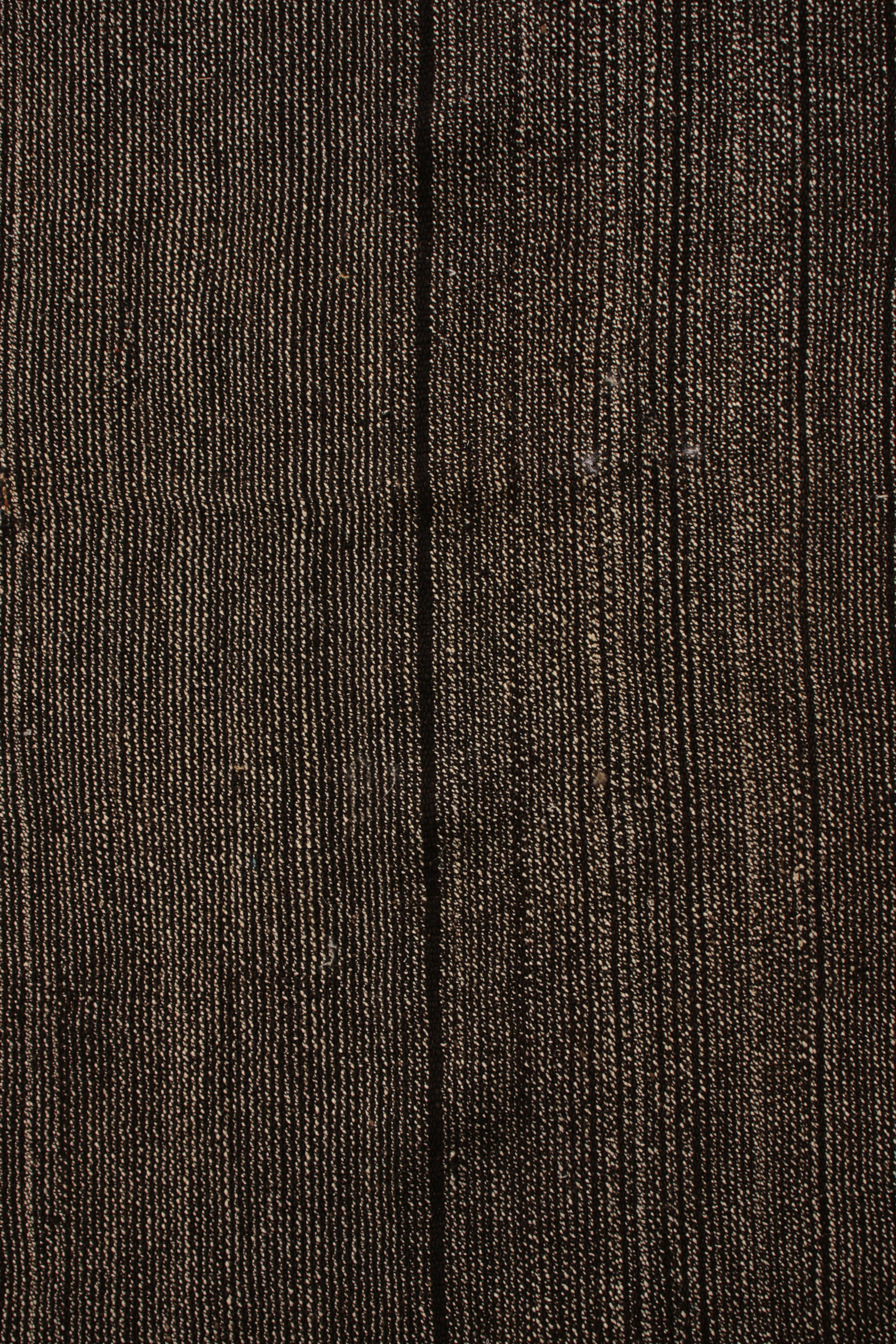 Handgefertigter schwarz gestreifter Vintage-Kelimteppich aus der Mitte des Jahrhunderts von Teppich & Kelim (Handgewebt) im Angebot