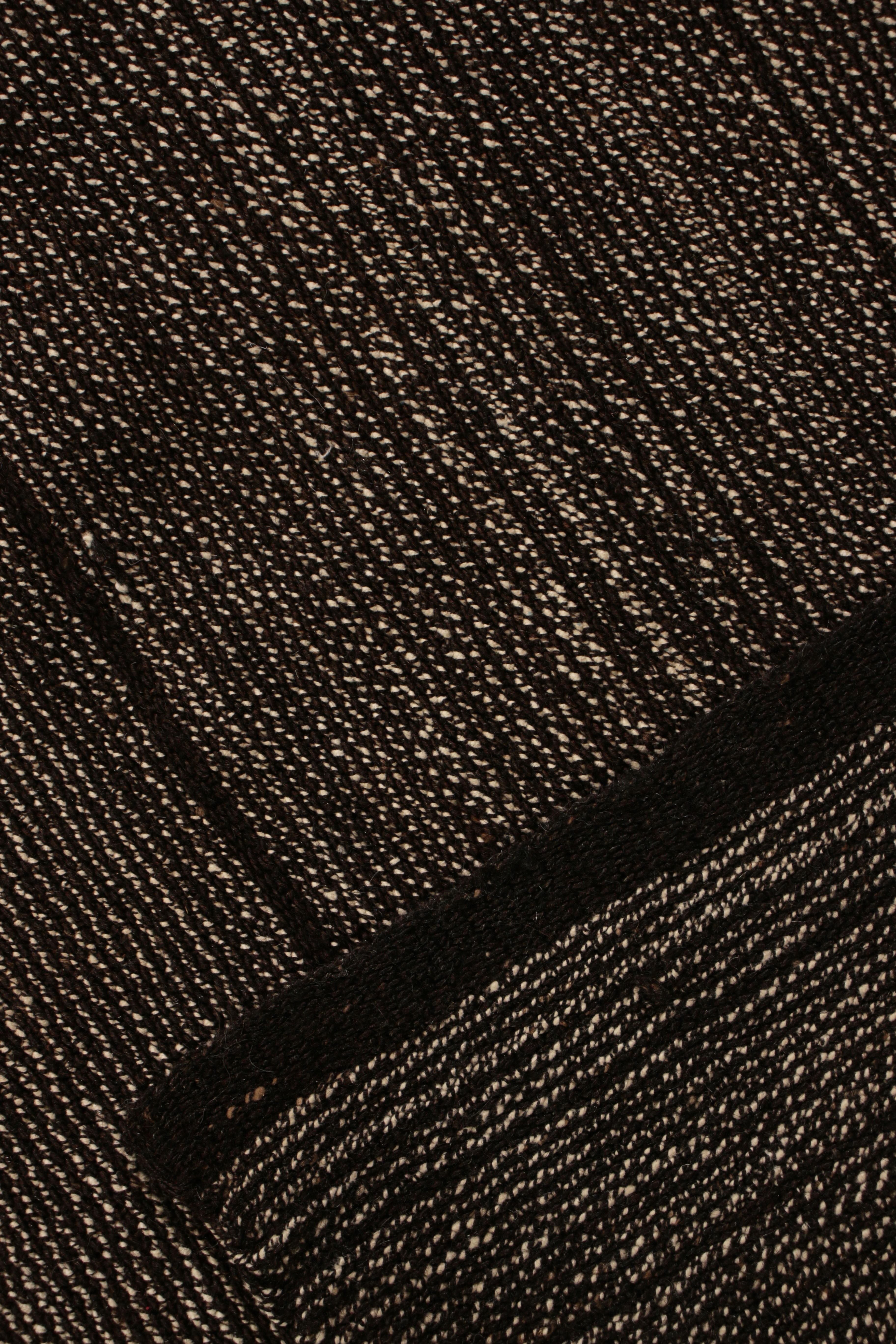 Handgefertigter schwarz gestreifter Vintage-Kelimteppich aus der Mitte des Jahrhunderts von Teppich & Kelim im Zustand „Gut“ im Angebot in Long Island City, NY