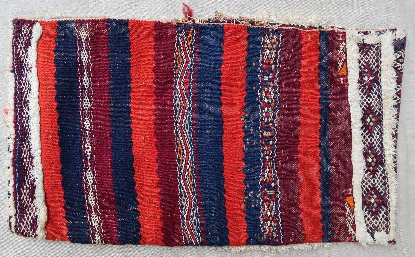 Cojín bereber marroquí vintage hecho a mano con Kilim vintage. El tejido plano es de mediados del siglo XX, está en buen estado original.

- Estado: original bueno,
  
- circa 1950s,

- Tamaño: 1,1' x 2' (36 cm x 63 cm),

- Material: