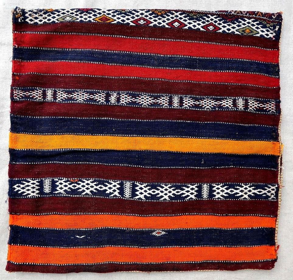 Handmade vintage Moroccan Berber cushion made out of vintage kilim. The flat-weave is from the middle of 20th century, it is in original good condition. 

-Condition: Original good,

-circa 1950s,

-Size: 1.4' x 1.5' (45cm x