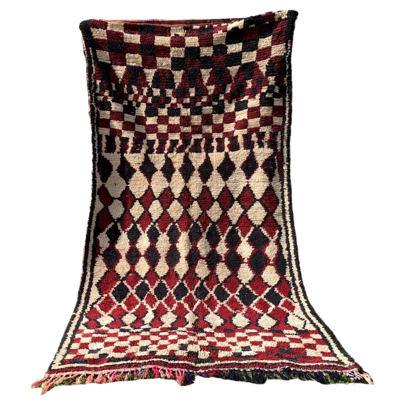 Handgefertigter marokkanischer roter Berberteppich im Vintage-Stil 4.1' x 8,3', 1990er Jahre - 1G08 im Angebot