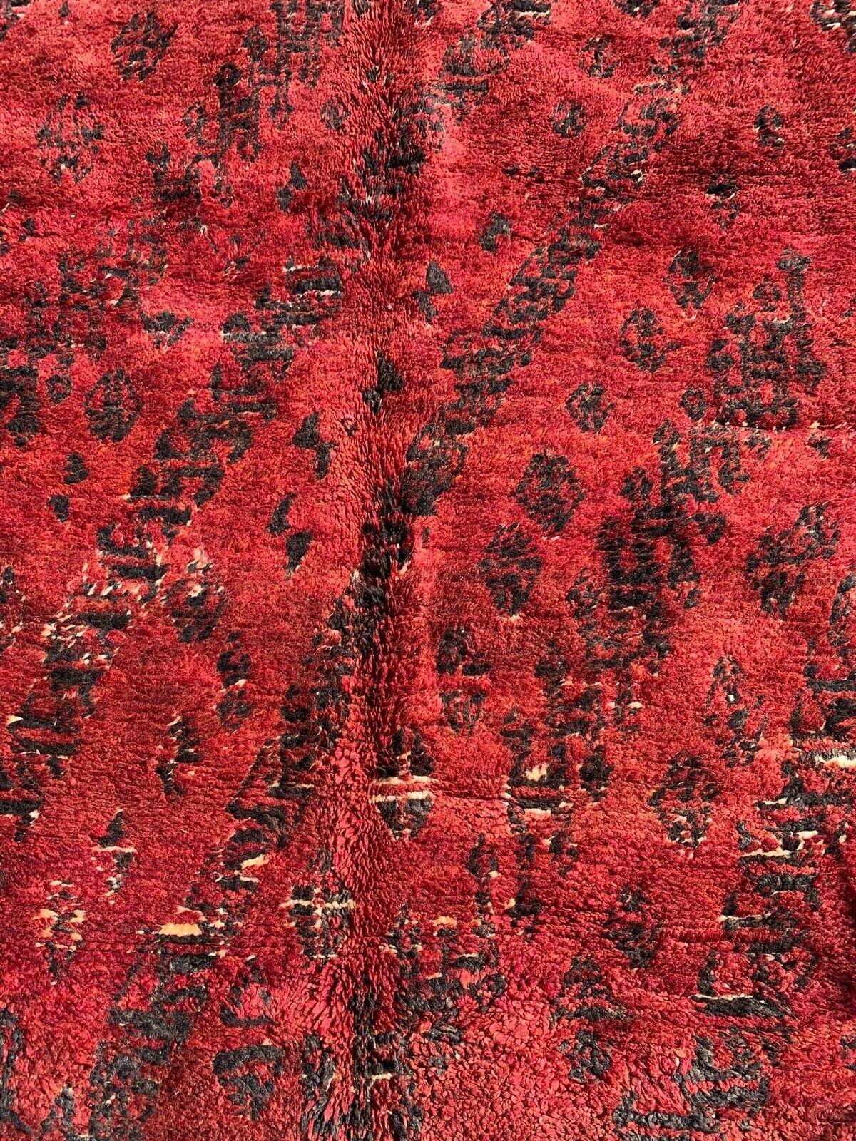 Voici notre tapis berbère rouge marocain vintage fait main, une pièce intemporelle qui incarne la beauté de l'artisanat marocain.

Spécifications :

Taille : 6.5' x 10.8'
Époque : années 1980
Condit : Bon
MATERIAL : Laine
Description :
Ce tapis