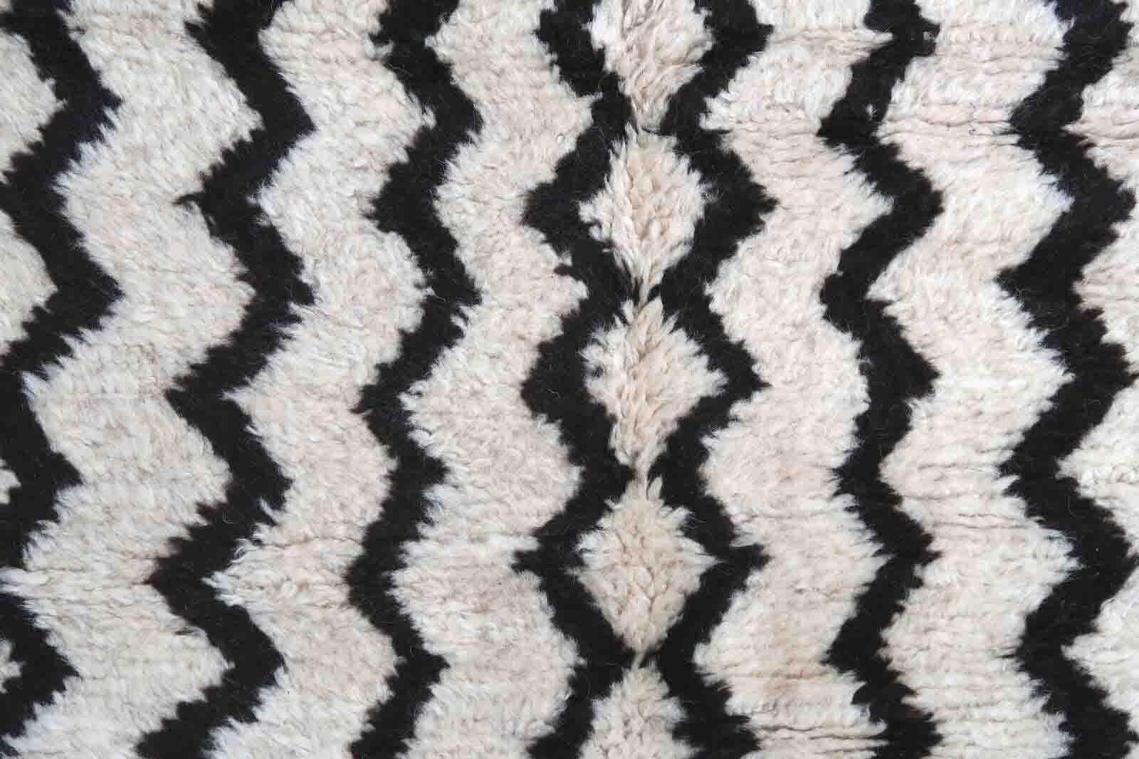 Handgefertigter antiker marokkanischer Berberteppich mit geometrischem Muster. Ait Ouaouzguit Tribe Rugs aus der Region Ourzazate im Hohen Atlas, Marokko. Der Teppich stammt aus der Mitte des 20. Jahrhunderts und ist in gutem
