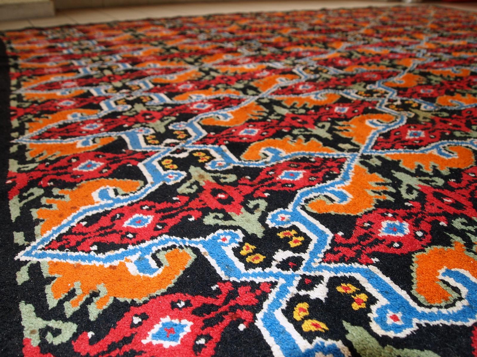 Marokkanischer Vintage-Teppich in gutem Originalzustand. Der Teppich wurde Ende des 20. Jahrhunderts in geometrischem Design hergestellt.

-Zustand: original gut,

-Ungefähr: 1970er Jahre,

-Größe: 6' x 9.8' (185cm x 300cm),

-Material: