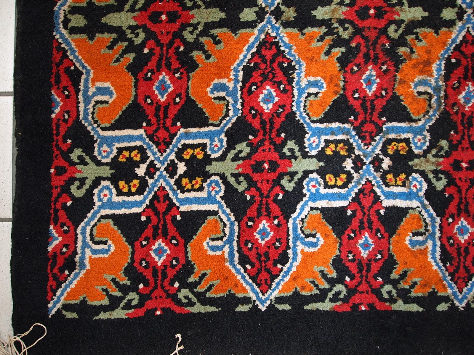 Handmade Vintage Moroccan Berber Rug, 1970s, 1C443 In Good Condition For Sale In Bordeaux, FR