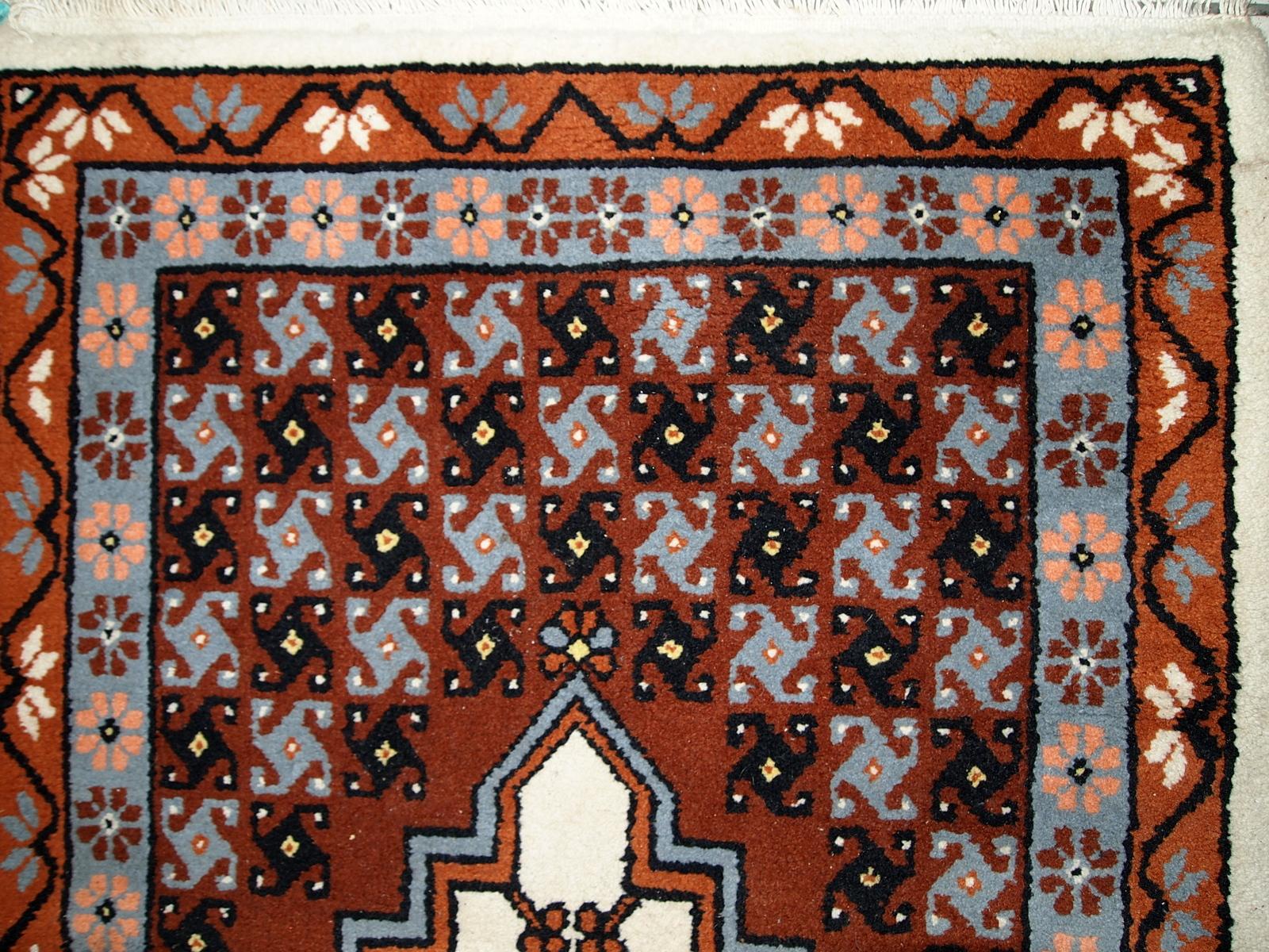 Vintage Berberteppich aus Marokko in gutem Originalzustand. Der Teppich wurde Ende des 20. Jahrhunderts aus Wolle hergestellt.

-Zustand: original gut,

-Umgebung: 1970er Jahre,

-Größe: 2,6' x 5,6' (81 cm x 170 cm),

-MATERIAL: