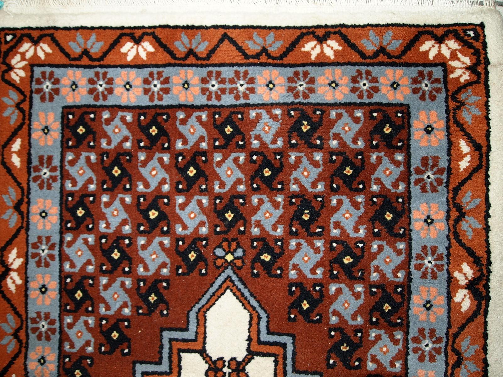 Tappeto berbero vintage proveniente dal Marocco in buone condizioni originali. Il tappeto è stato realizzato alla fine del XX secolo in lana.

-Condizioni: originali buone,

-circa: anni '70,

-Dimensioni: 2,6' x 5,6' (81 cm x 170